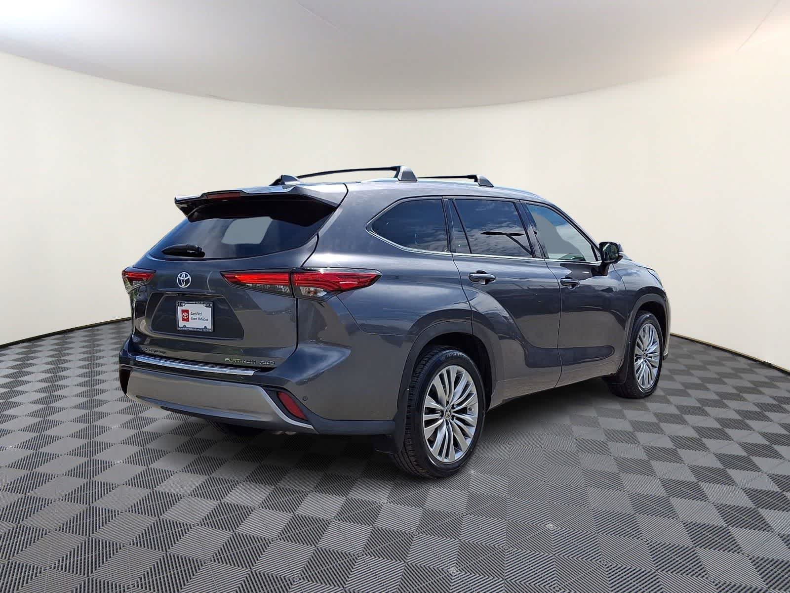 Thumbnail: 2023 Toyota Highlander - 6