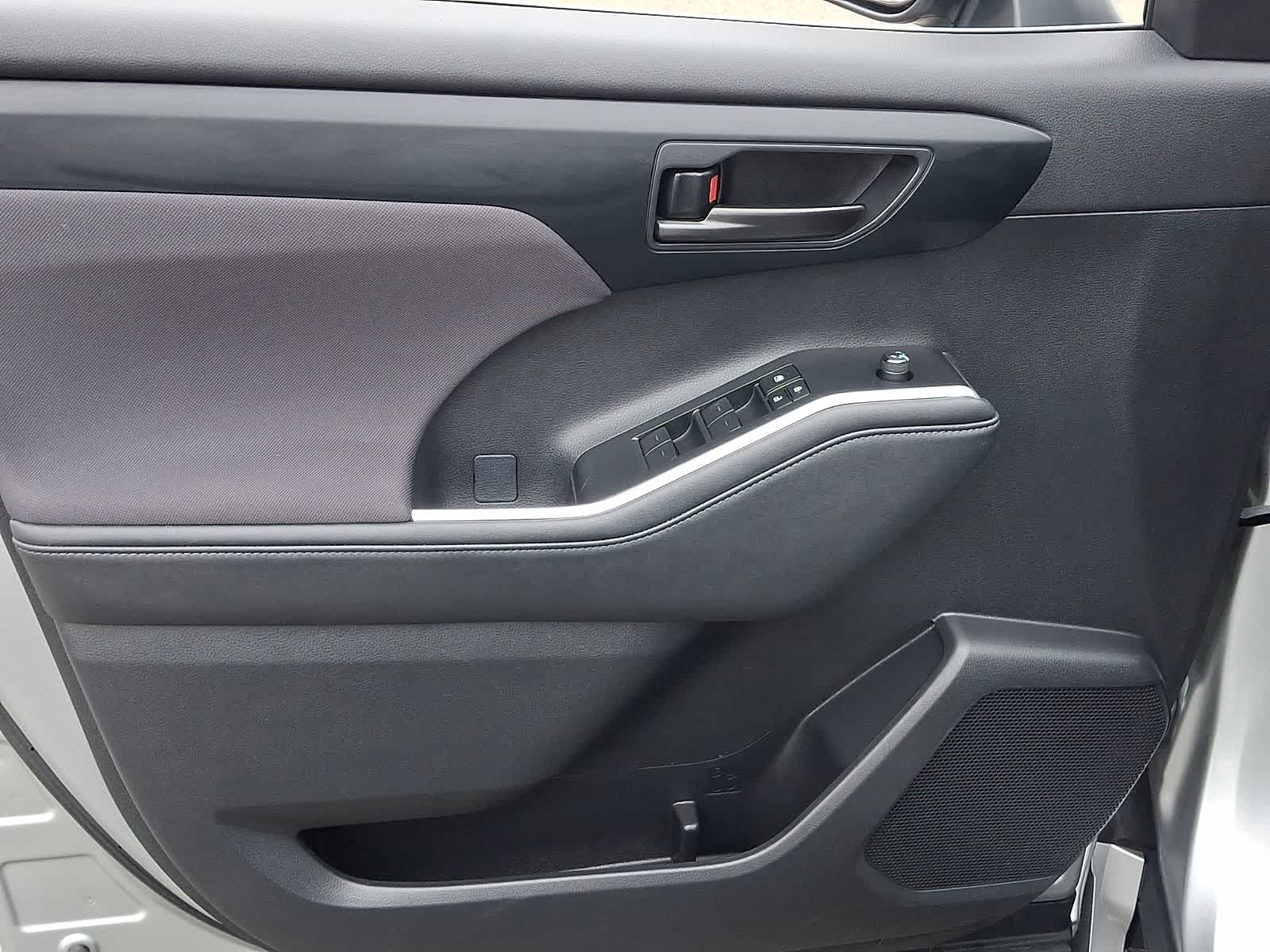 Thumbnail: 2023 Toyota Highlander - 16