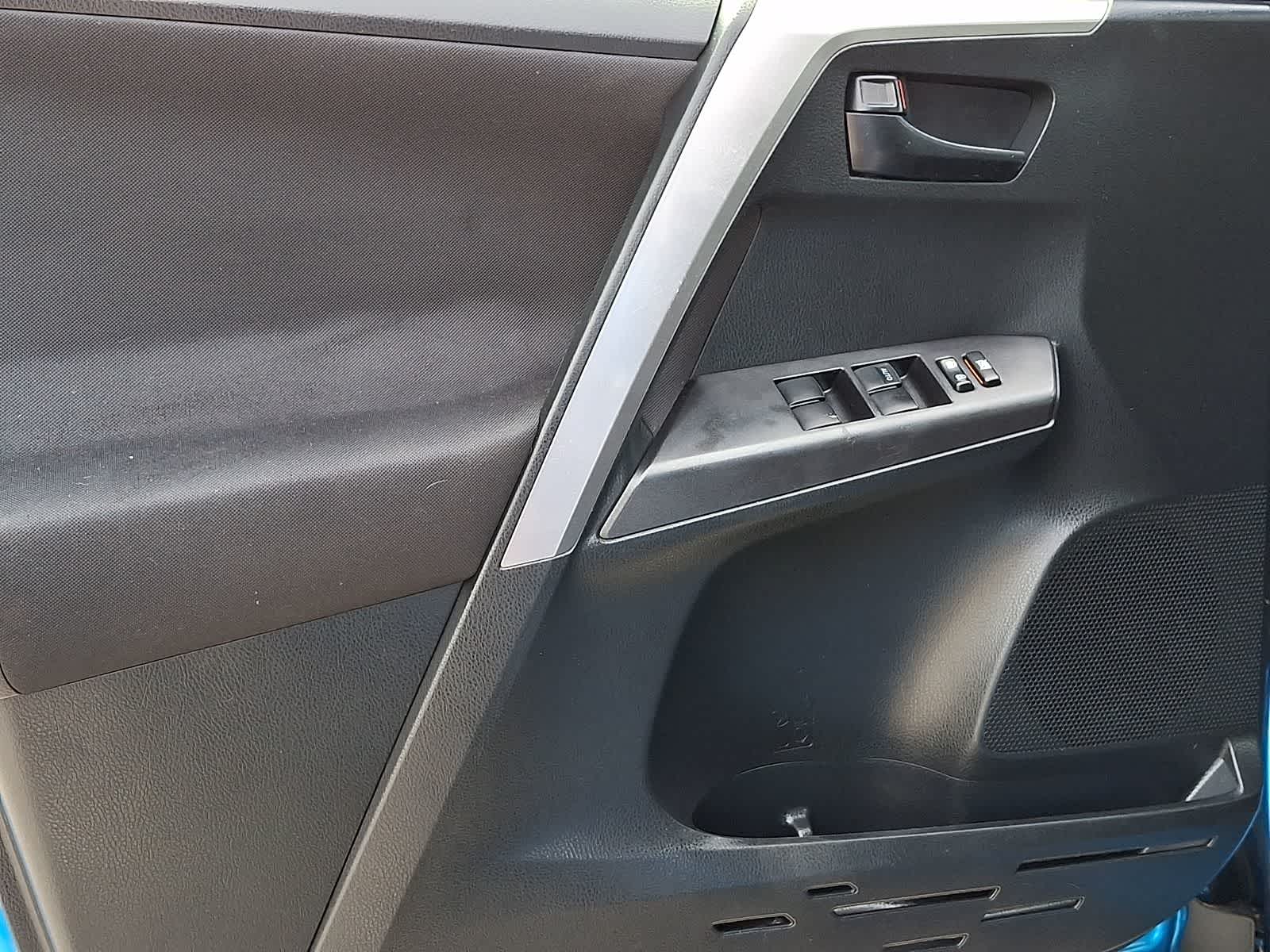 Thumbnail: 2016 Toyota RAV4 - 14
