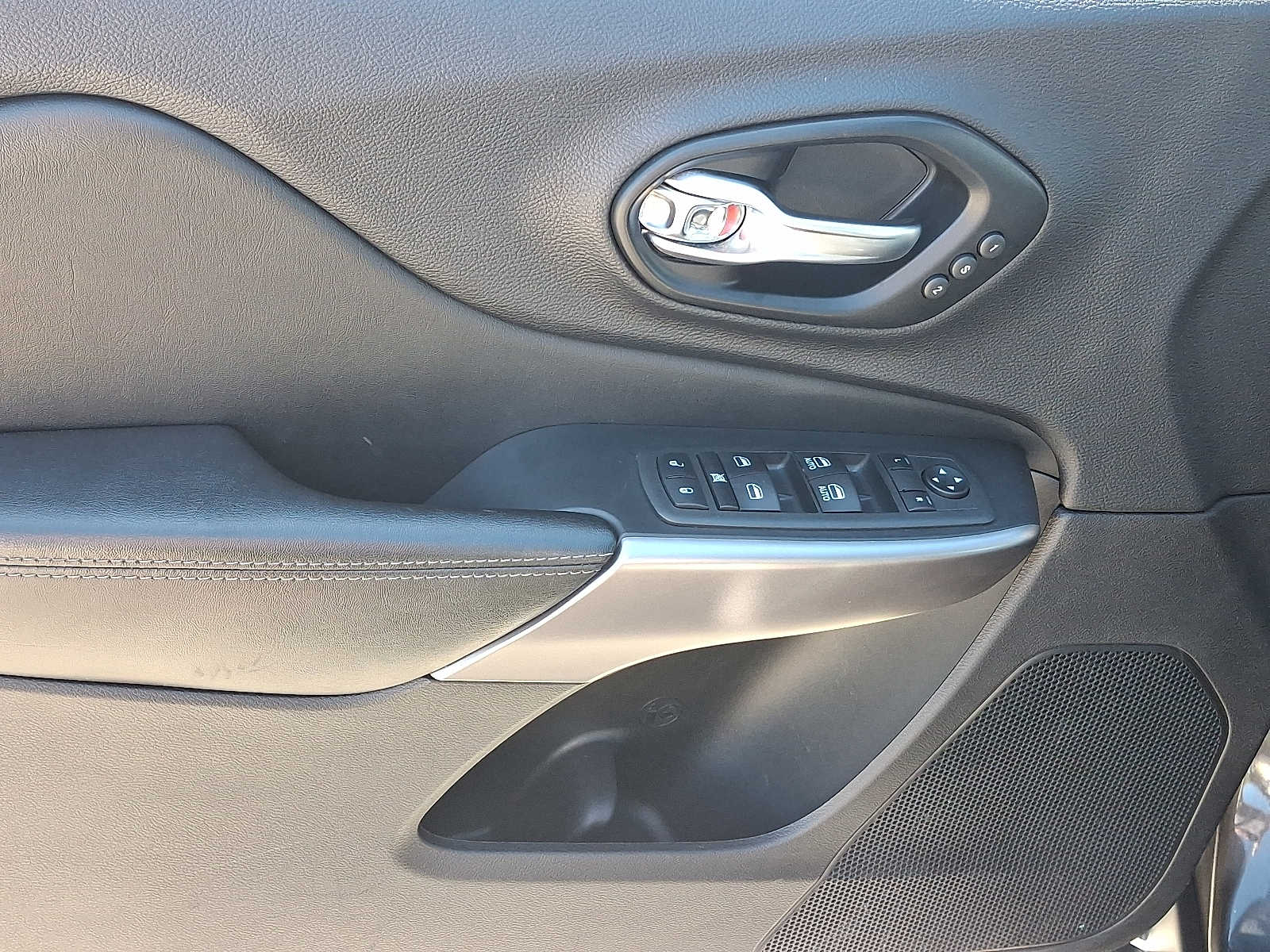 Thumbnail: 2022 Jeep Cherokee - 11