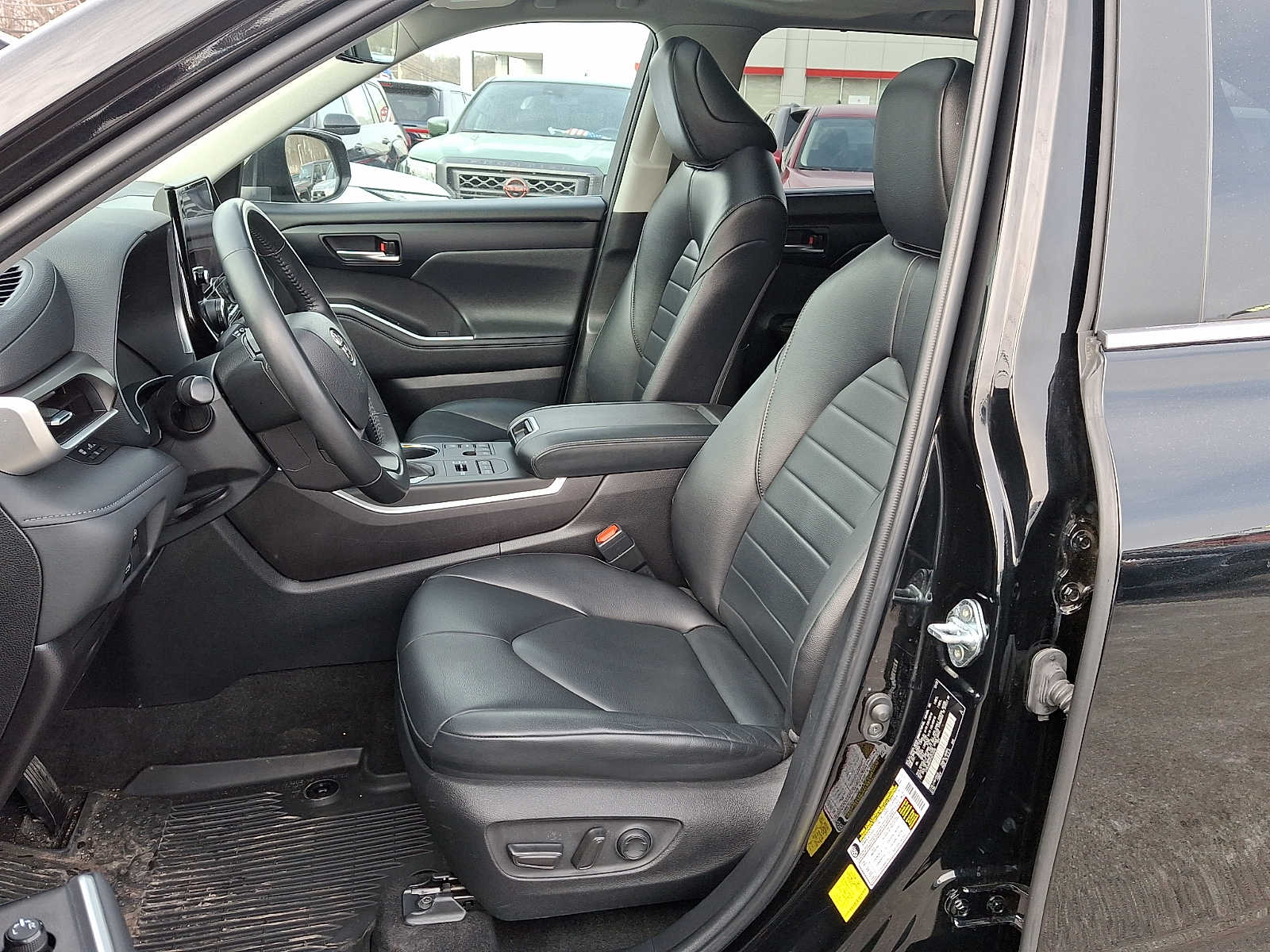 Thumbnail: 2023 Toyota Highlander - 18