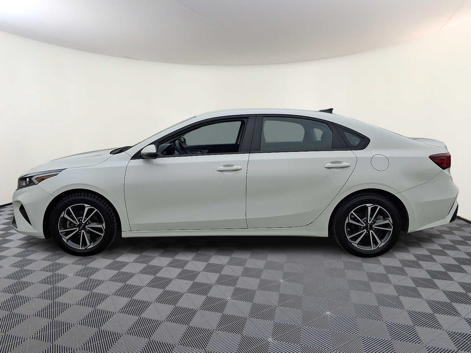 Thumbnail: 2023 Kia Forte - 8