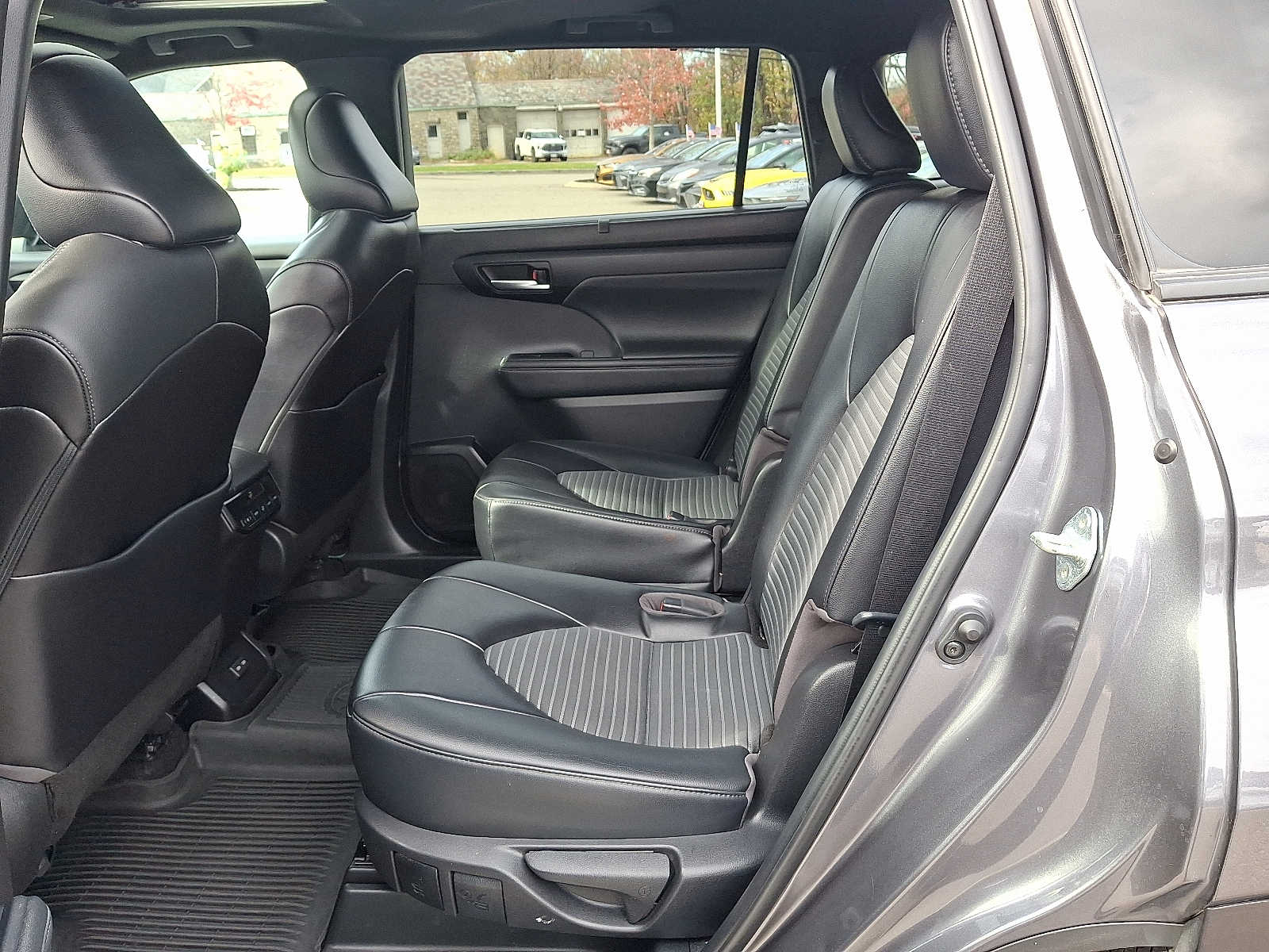 Thumbnail: 2023 Toyota Highlander - 13