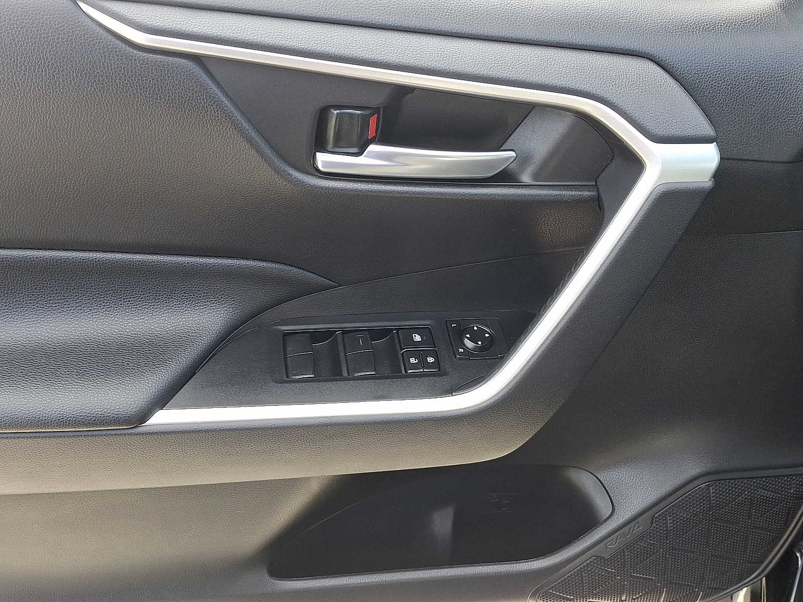 Thumbnail: 2021 Toyota RAV4 - 15