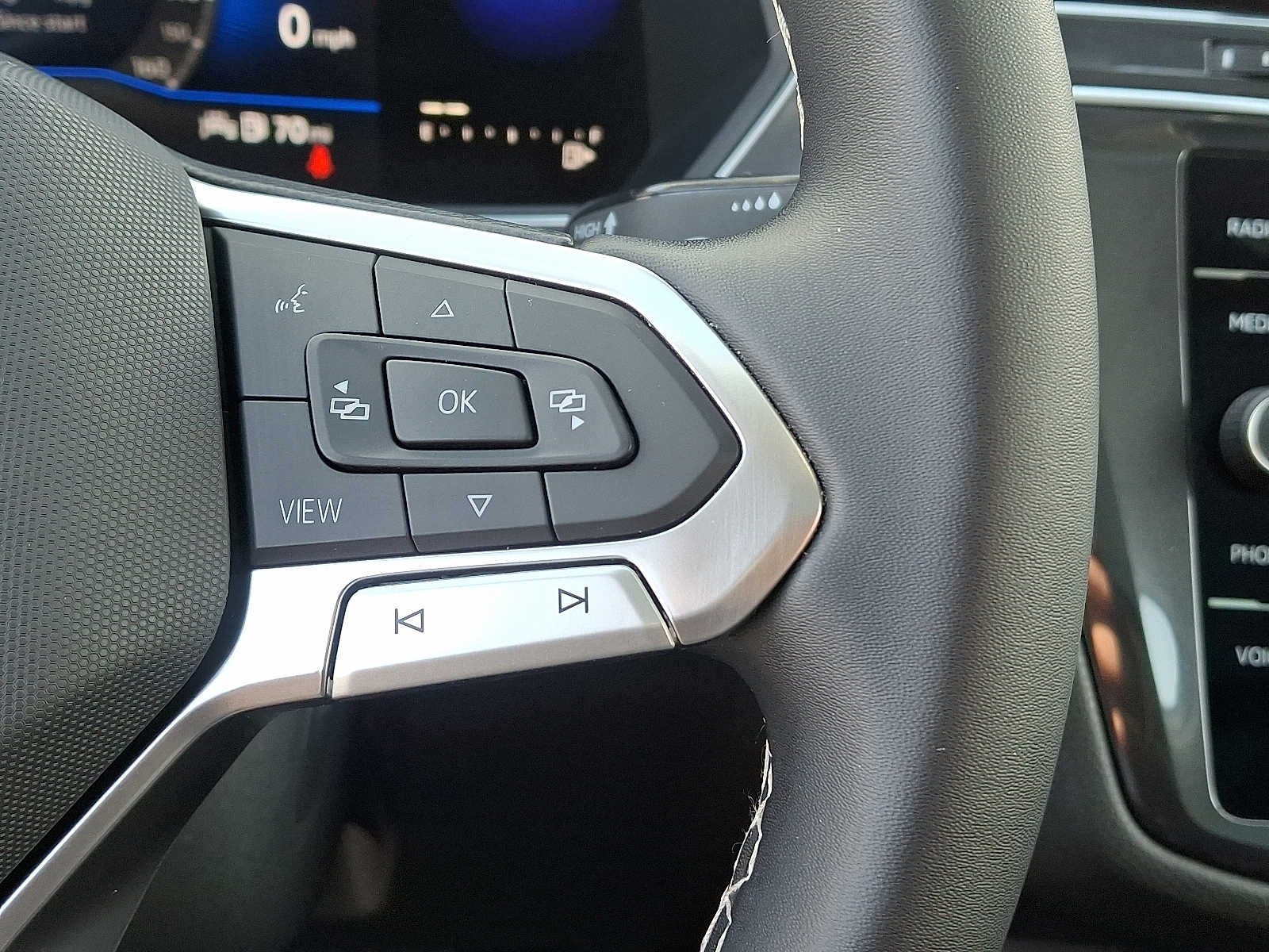 Thumbnail: 2022 Volkswagen Tiguan - 24