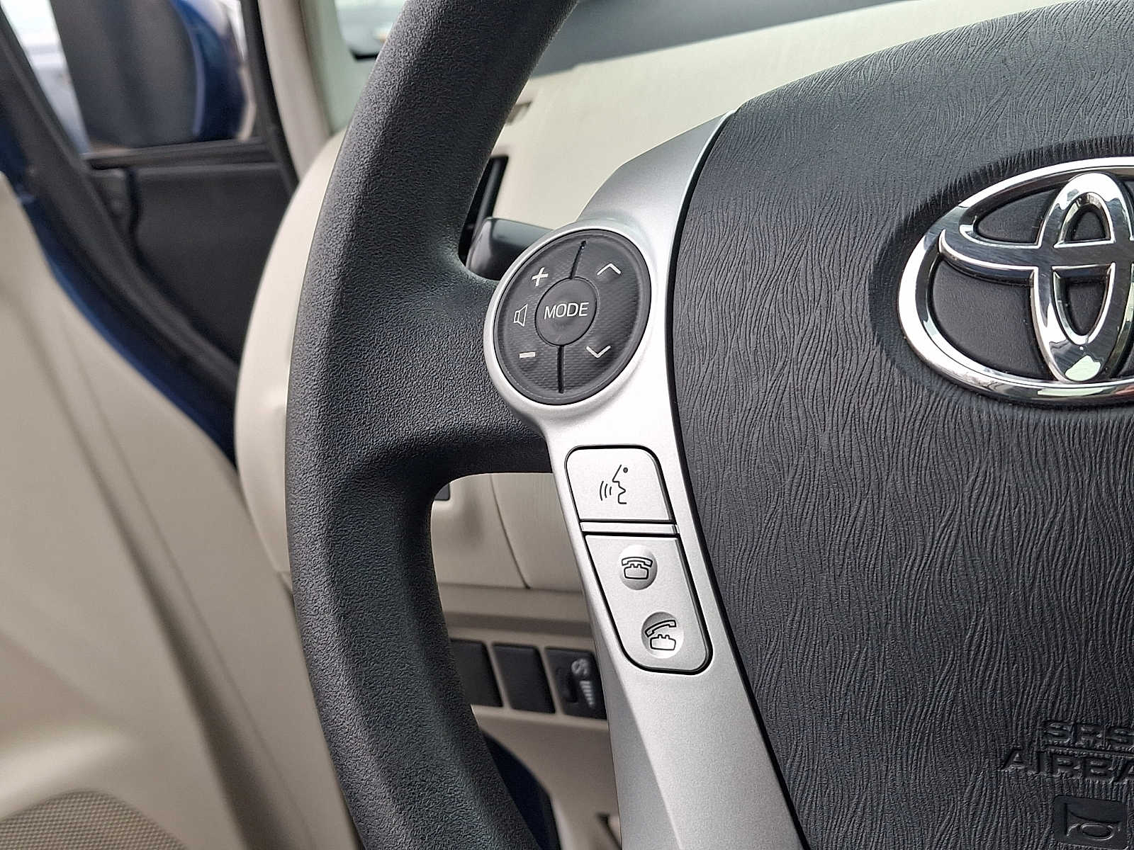 Thumbnail: 2012 Toyota Prius v - 22