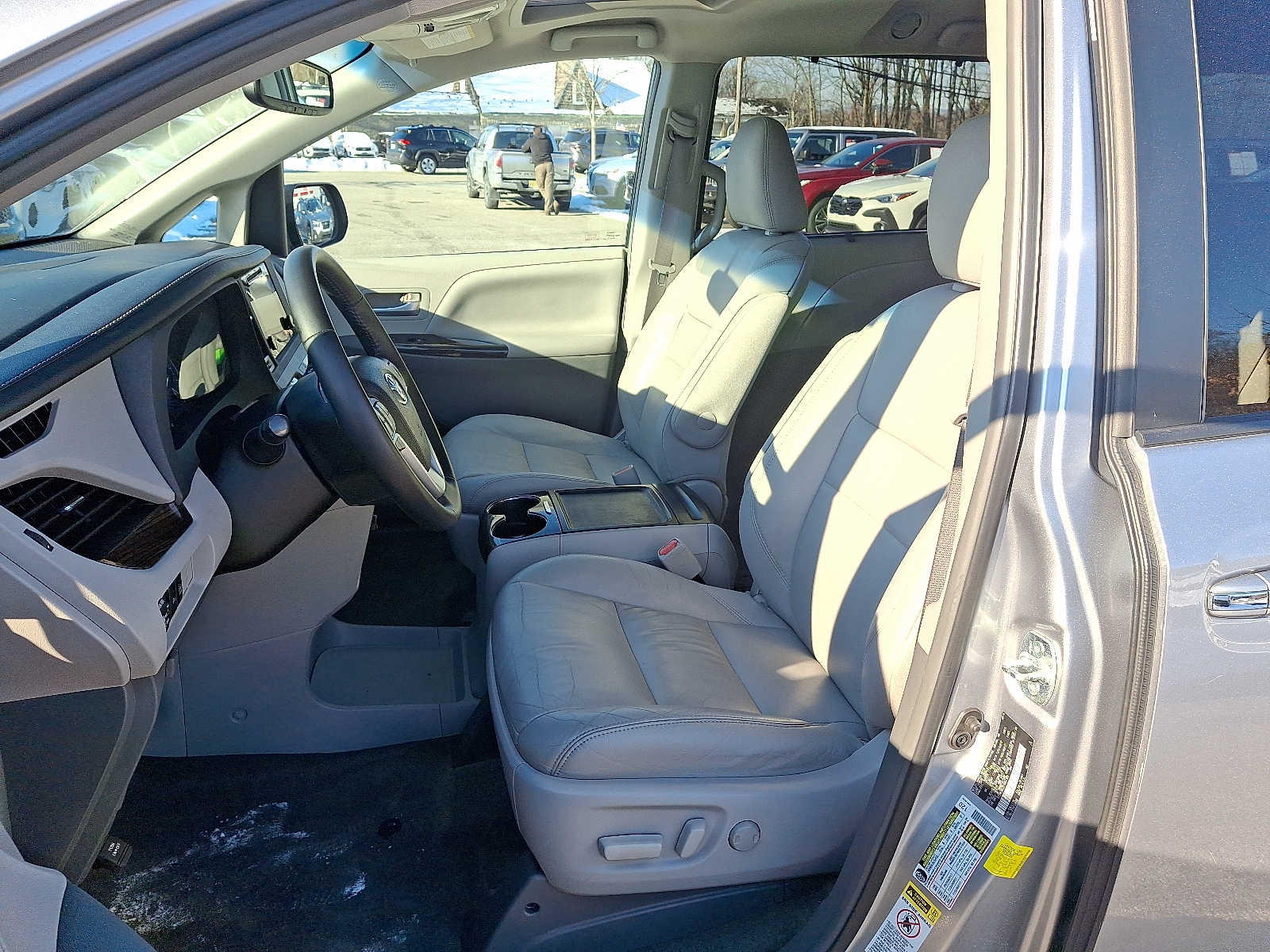 Thumbnail: 2015 Toyota Sienna - 17