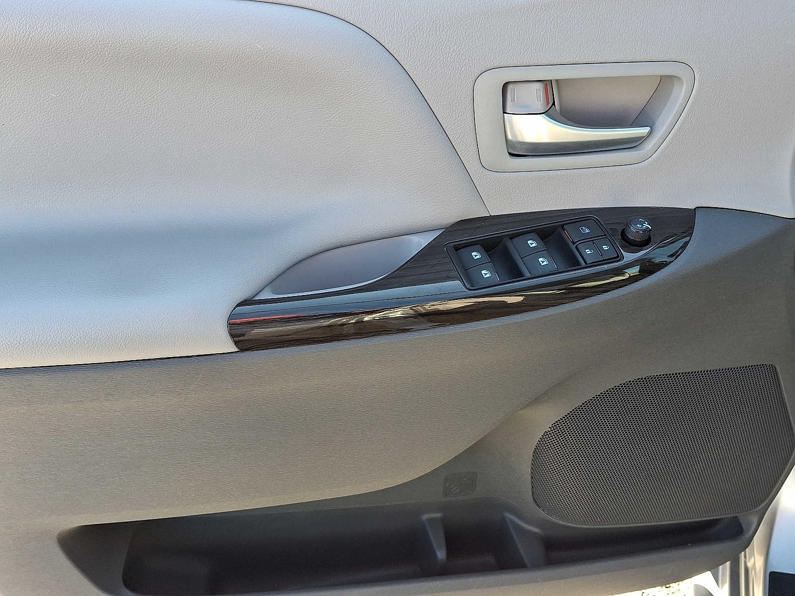 Thumbnail: 2015 Toyota Sienna - 16