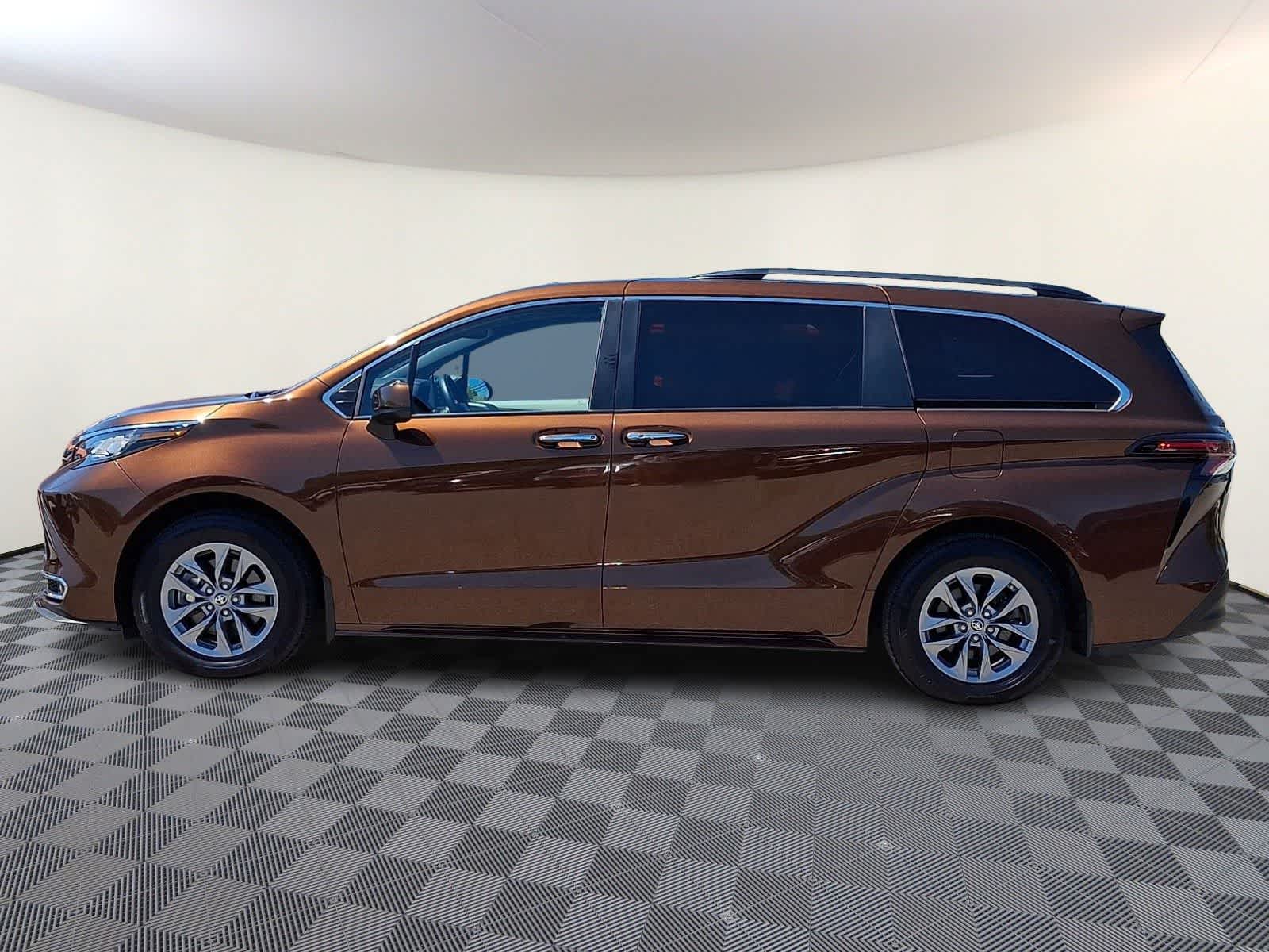 Thumbnail: 2023 Toyota Sienna - 10