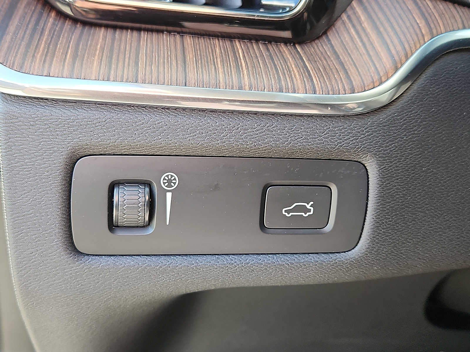 Thumbnail: 2022 Volvo XC60 - 25