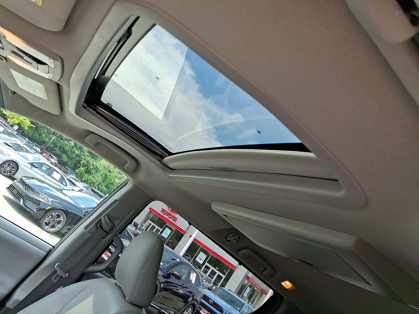 Thumbnail: 2016 Toyota Sienna - 13