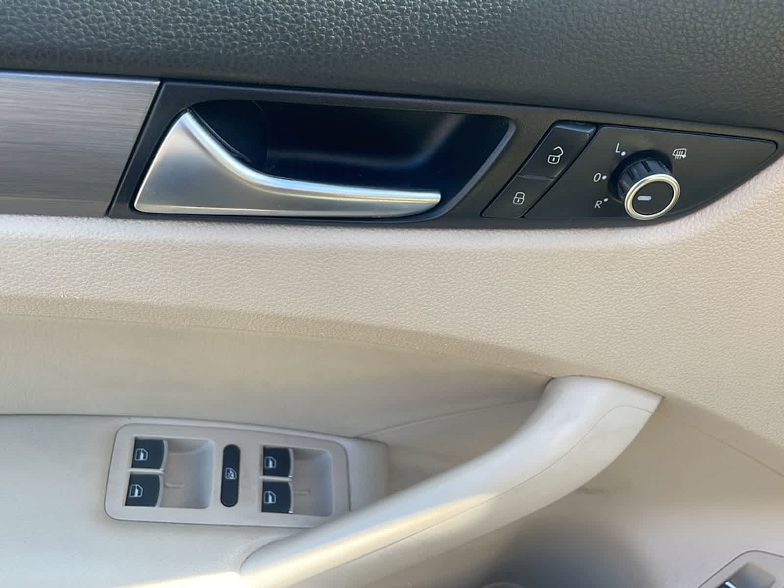 Thumbnail: 2014 Volkswagen Passat - 13