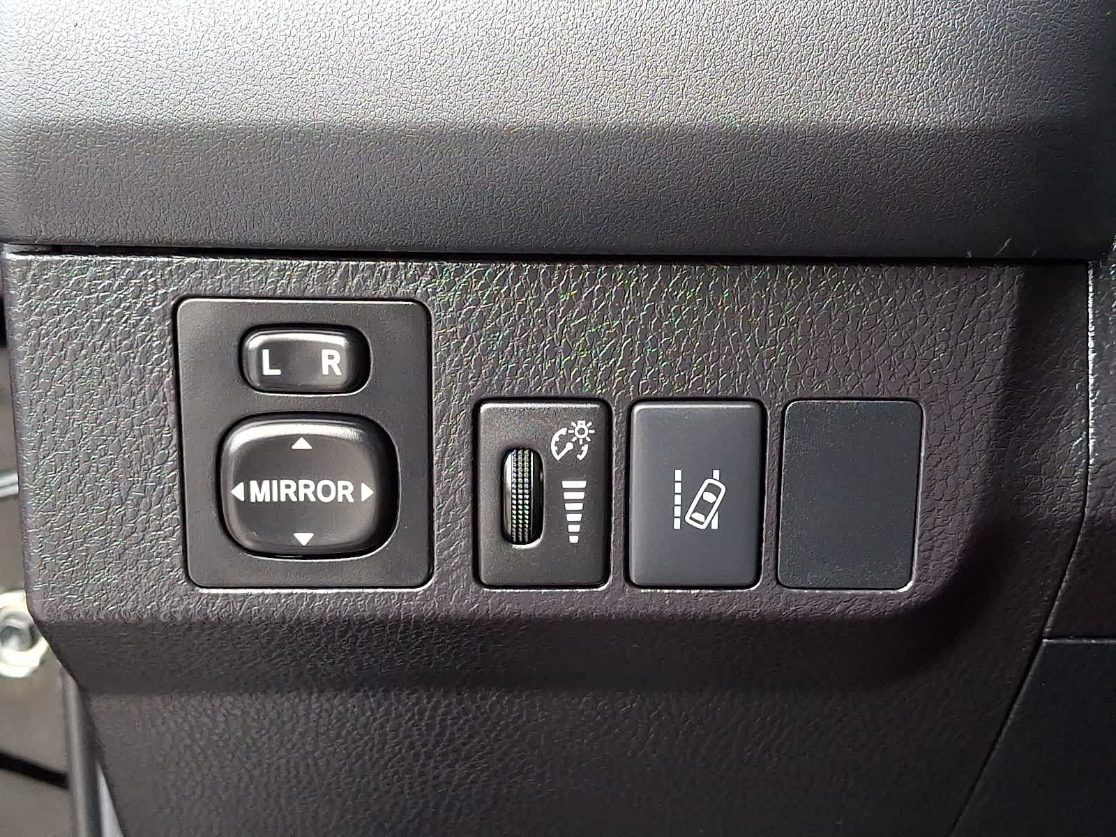 Thumbnail: 2018 Toyota RAV4 - 30