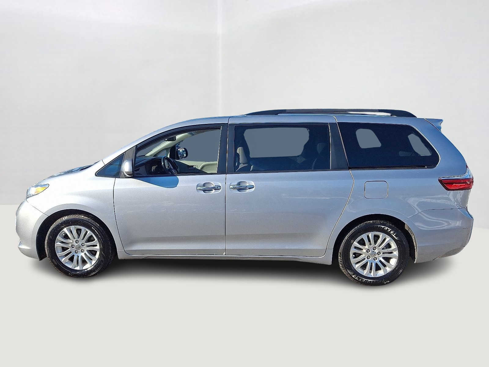 Thumbnail: 2015 Toyota Sienna - 9