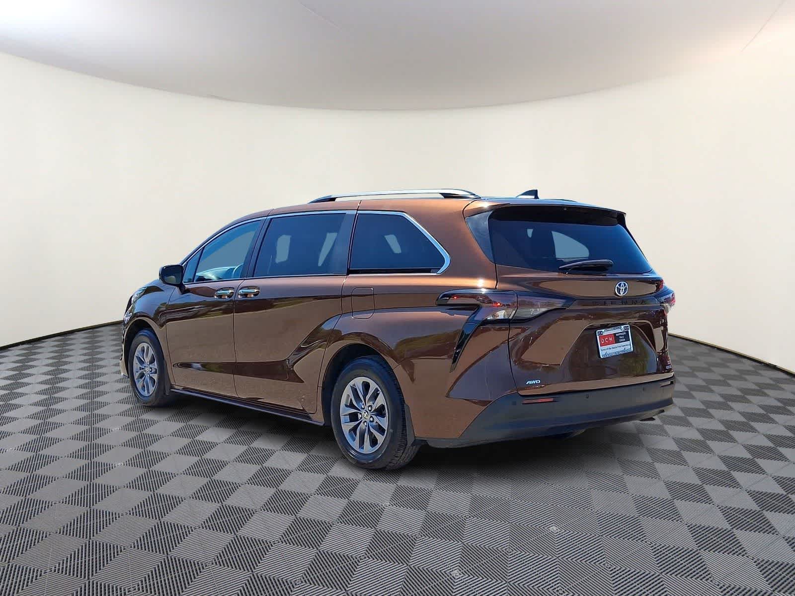 Thumbnail: 2023 Toyota Sienna - 9