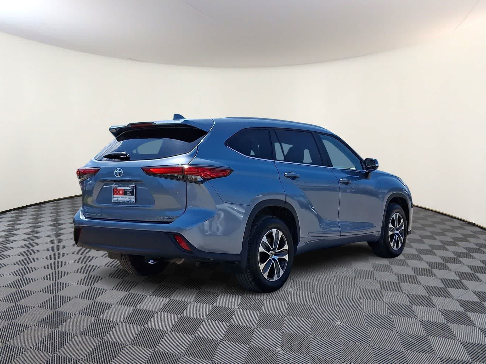 Thumbnail: 2023 Toyota Highlander - 6