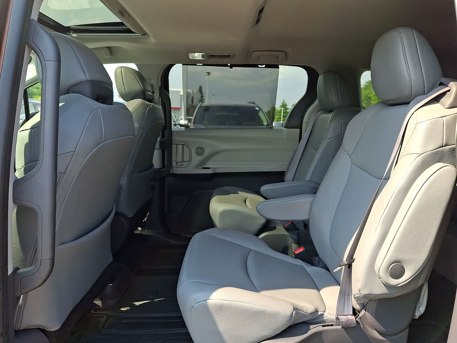 Thumbnail: 2021 Toyota Sienna - 13