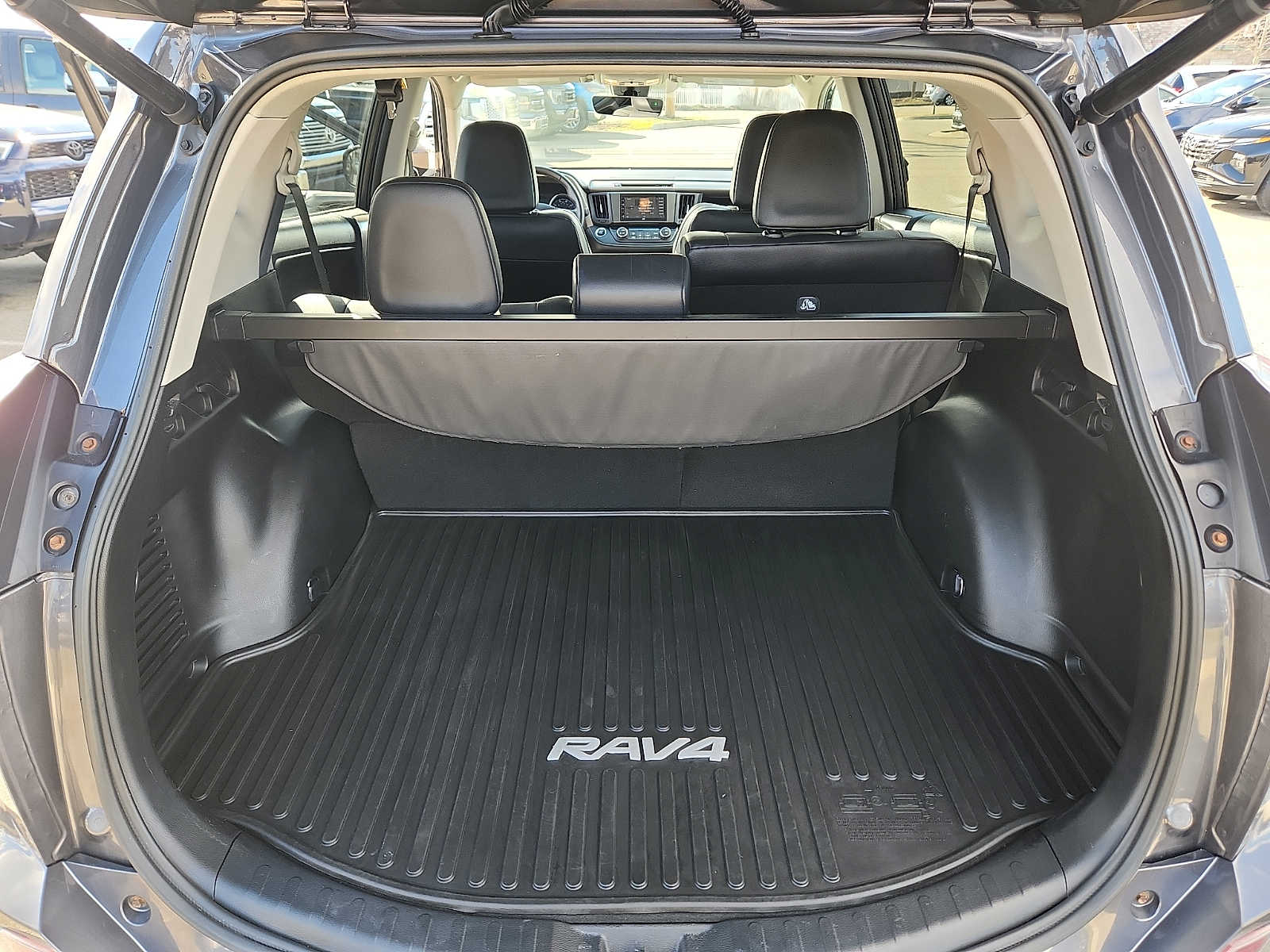 Thumbnail: 2017 Toyota RAV4 - 32