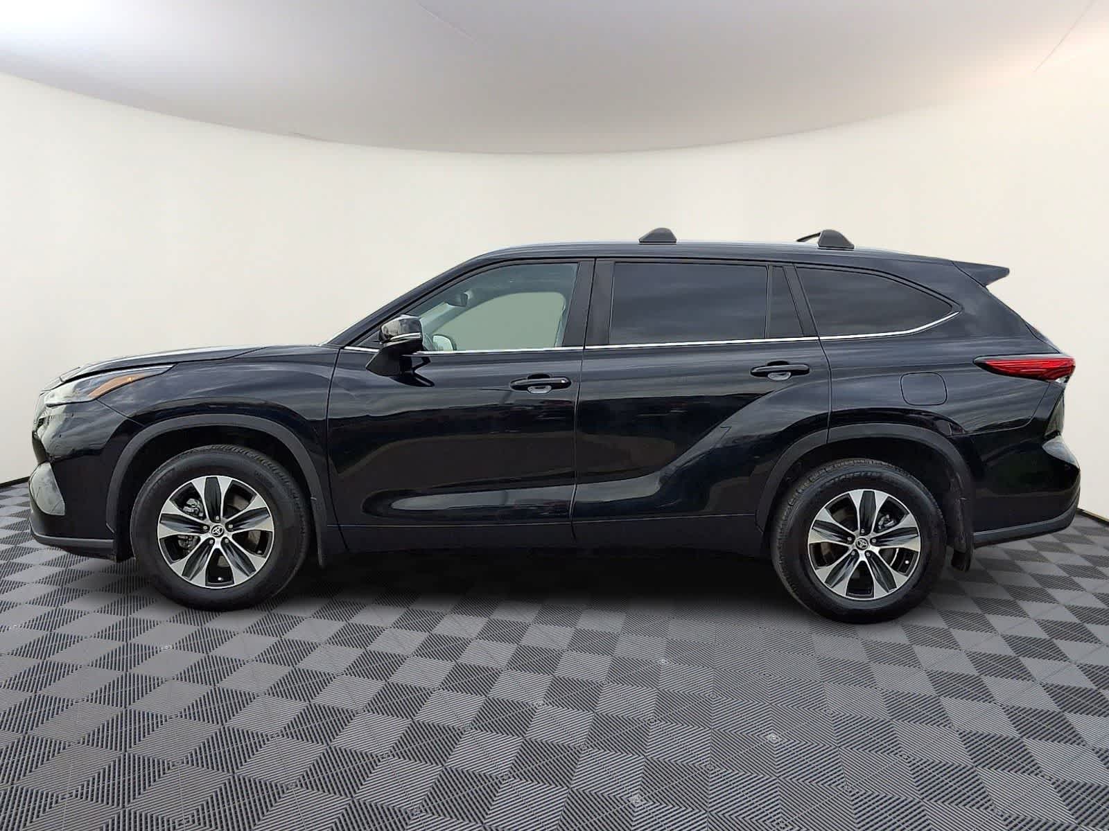 Thumbnail: 2023 Toyota Highlander - 9
