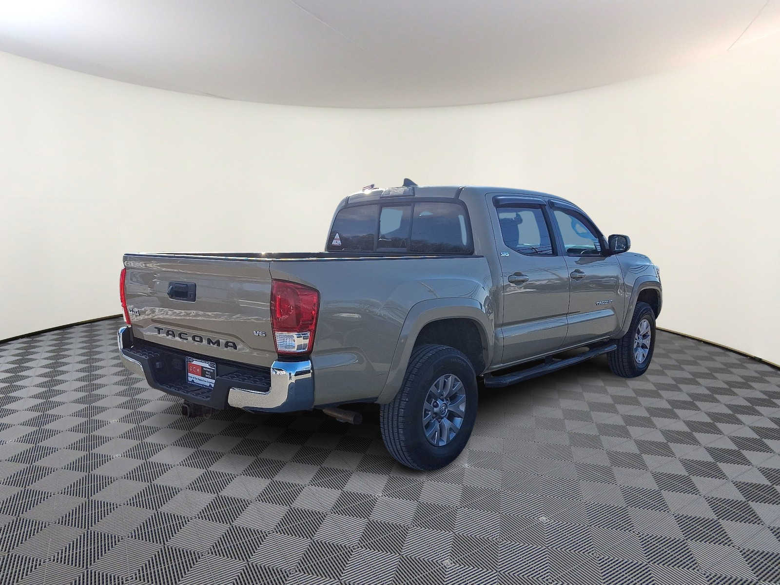 Thumbnail: 2017 Toyota Tacoma - 6