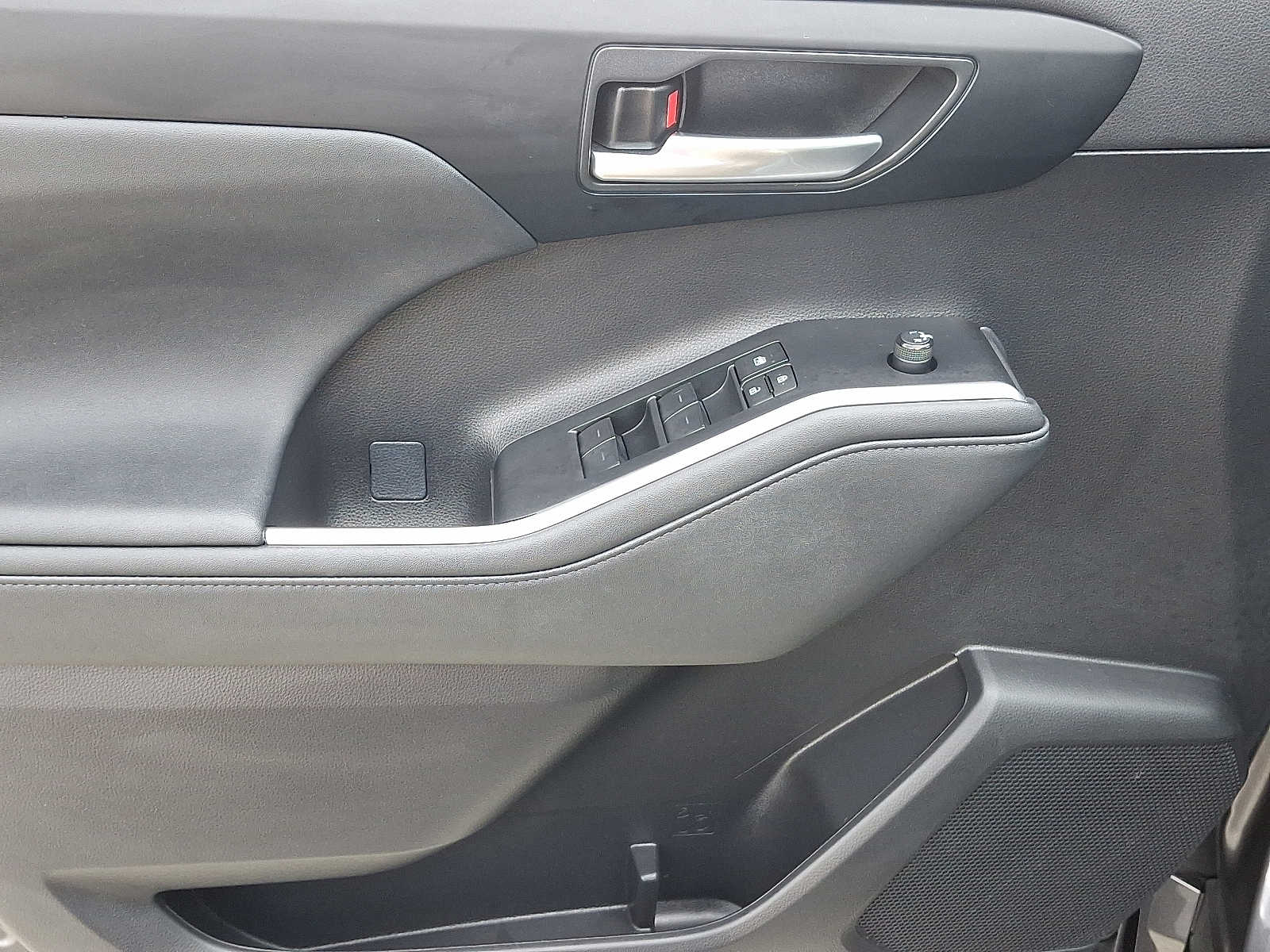 Thumbnail: 2023 Toyota Highlander - 17