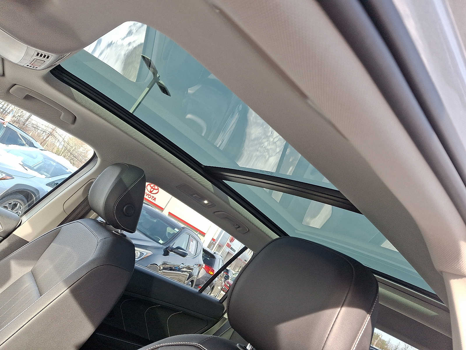 Thumbnail: 2022 Volkswagen Tiguan - 16