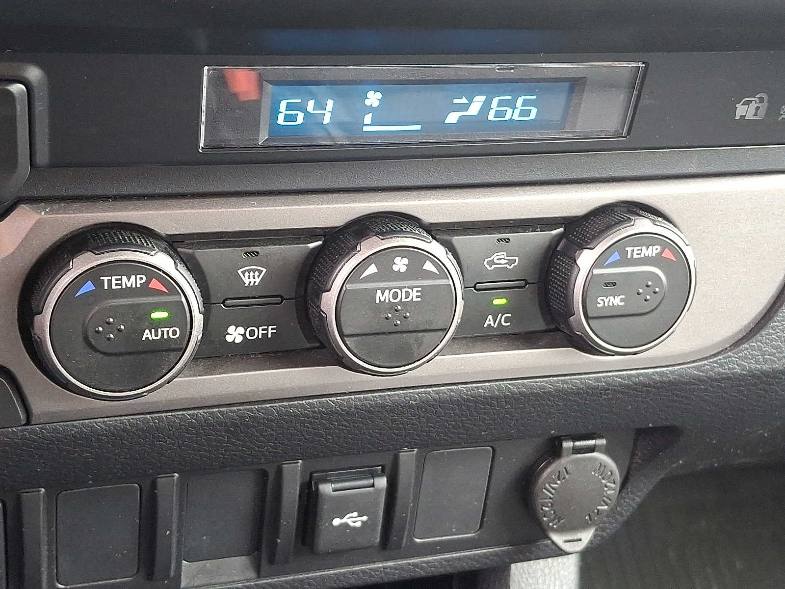 Thumbnail: 2022 Toyota Tacoma - 14