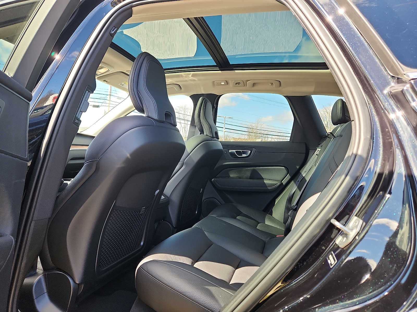 Thumbnail: 2022 Volvo XC60 - 11