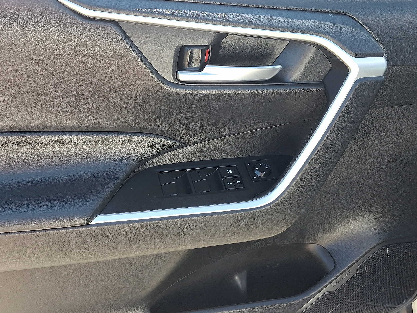 Thumbnail: 2020 Toyota RAV4 - 15