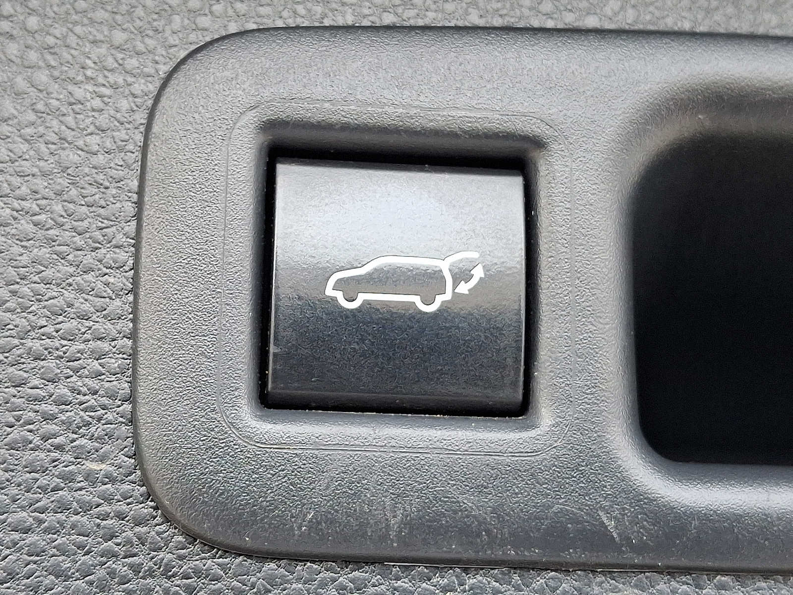 Thumbnail: 2023 Toyota Highlander - 32