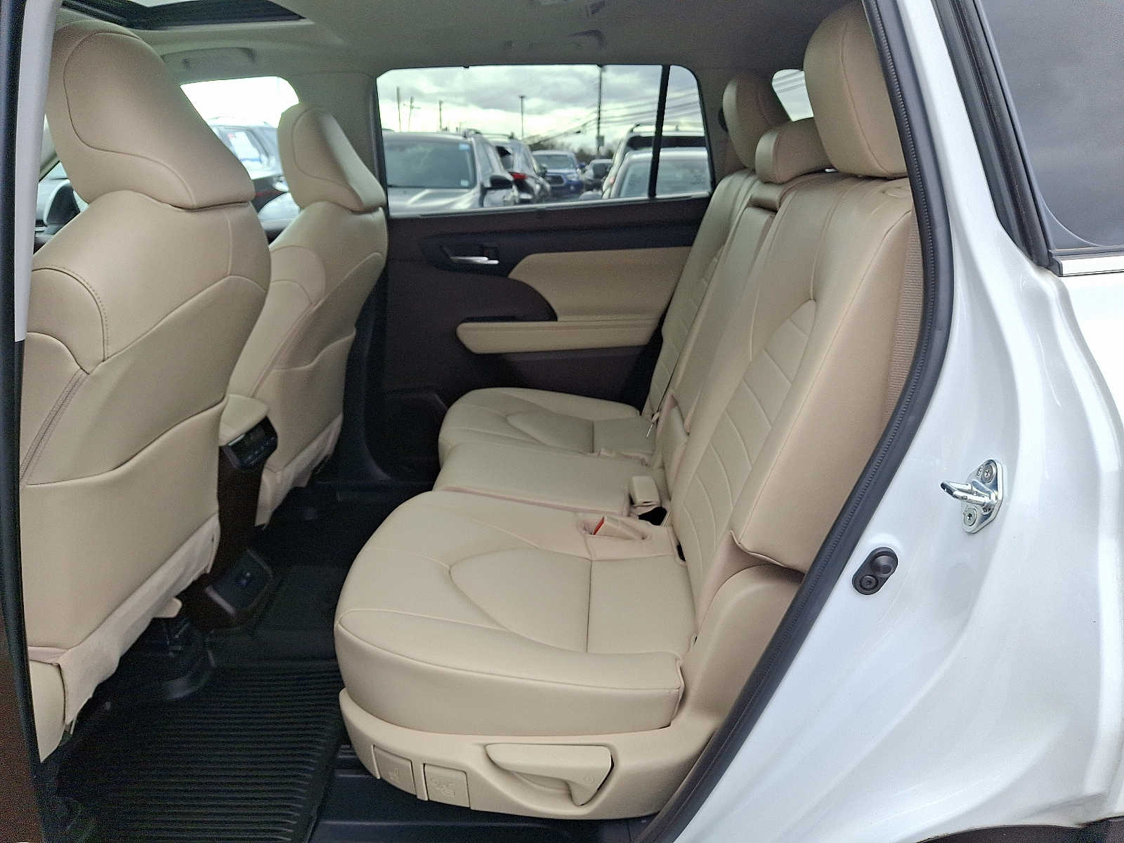 Thumbnail: 2022 Toyota Highlander - 13