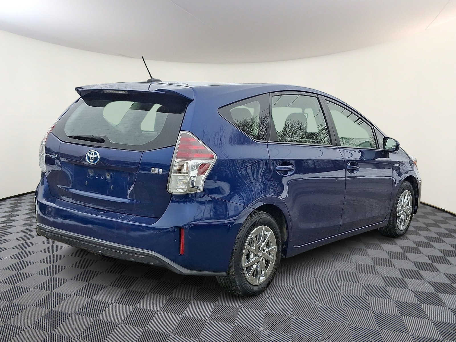 Thumbnail: 2015 Toyota Prius v - 6
