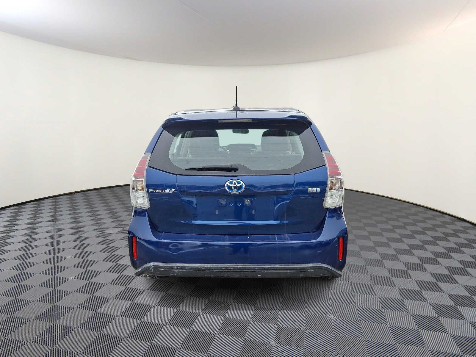 Thumbnail: 2015 Toyota Prius v - 7
