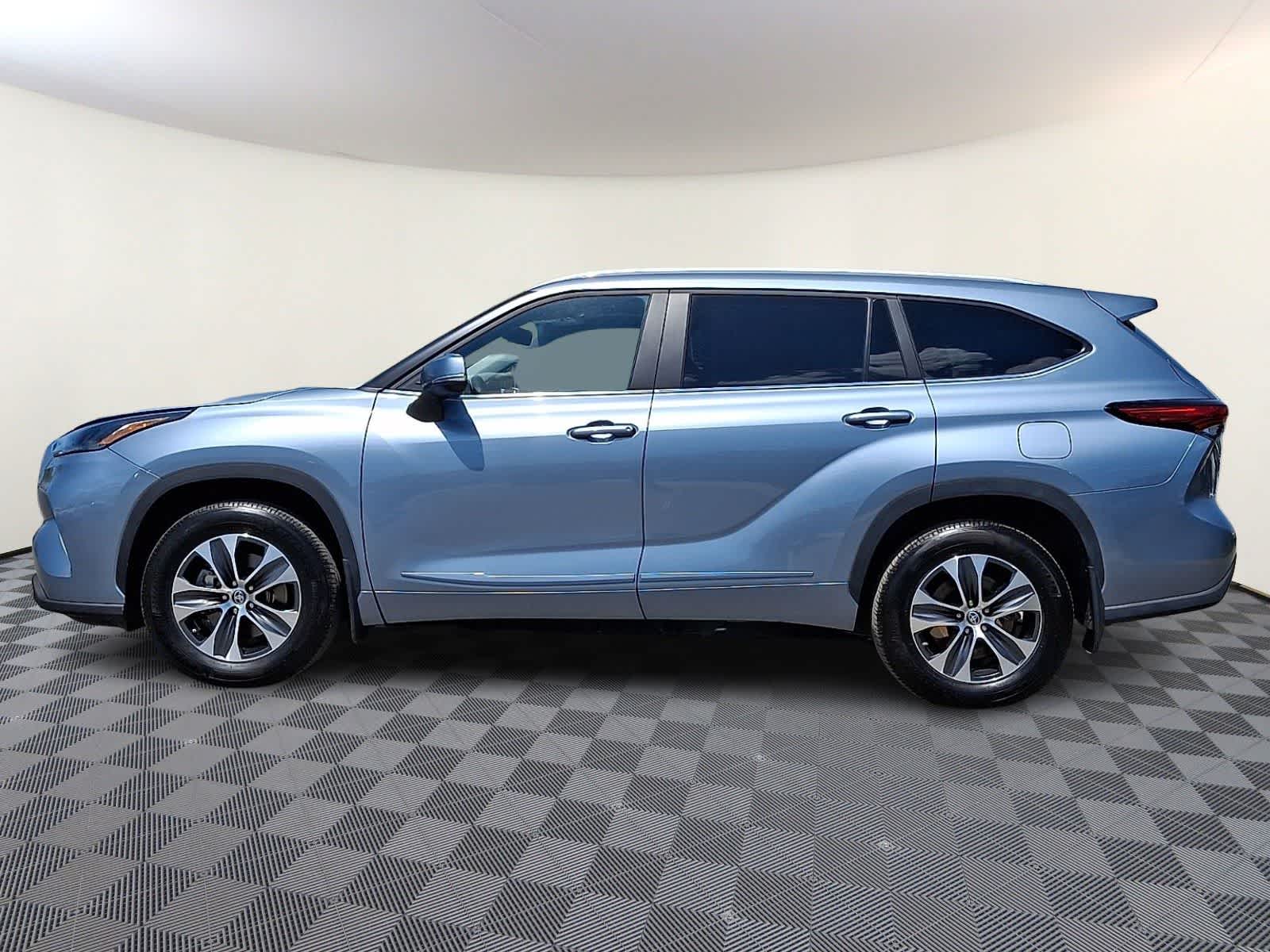 Thumbnail: 2023 Toyota Highlander - 9
