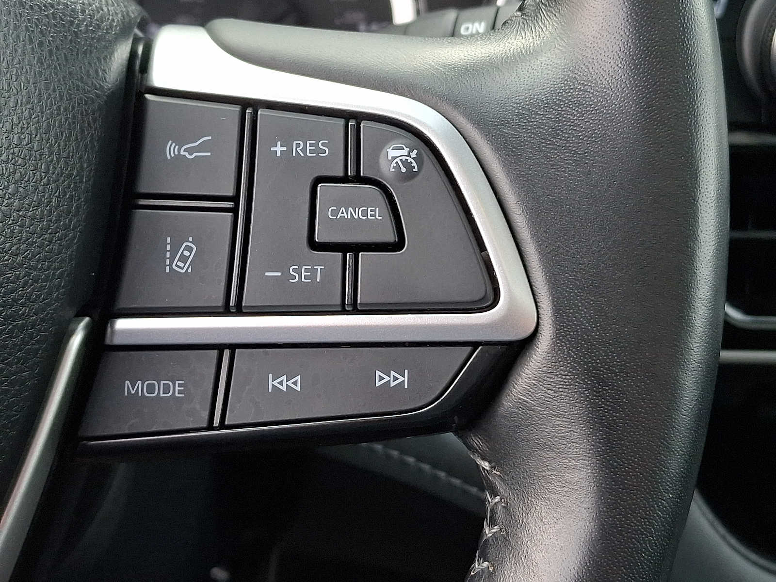 Thumbnail: 2023 Toyota Highlander - 27