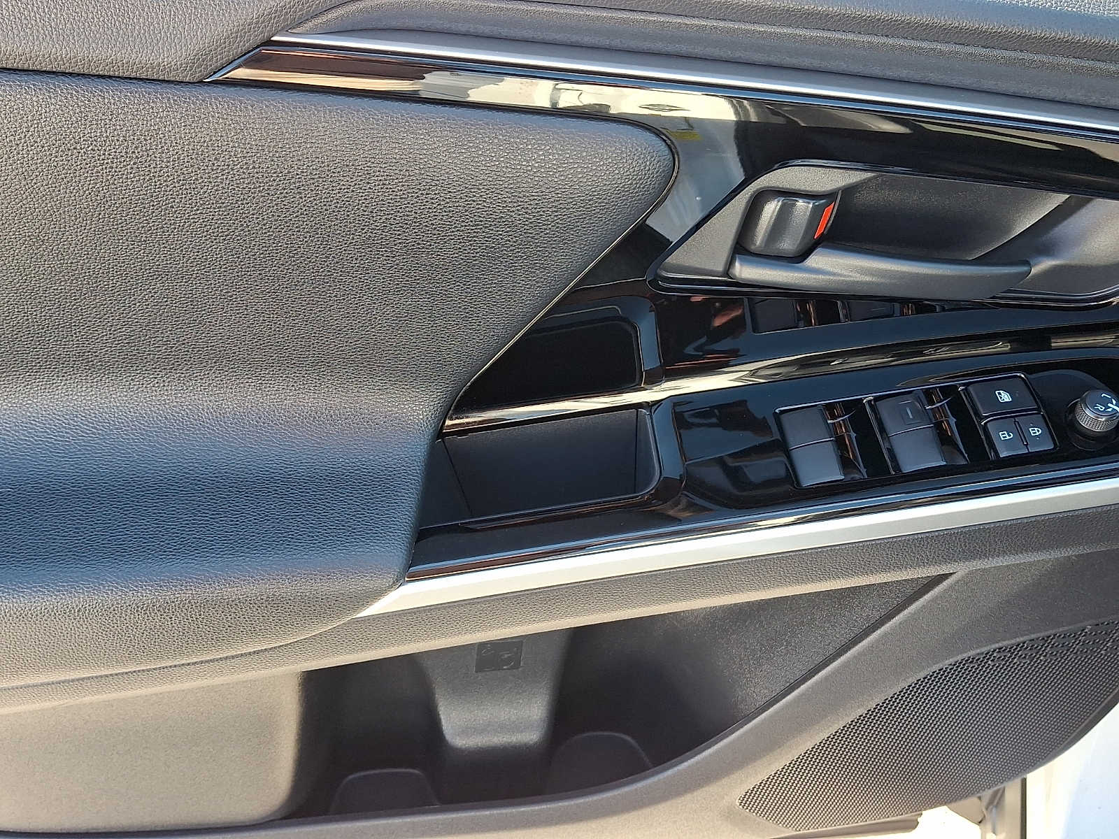 Thumbnail: 2025 Toyota bZ4X - 15