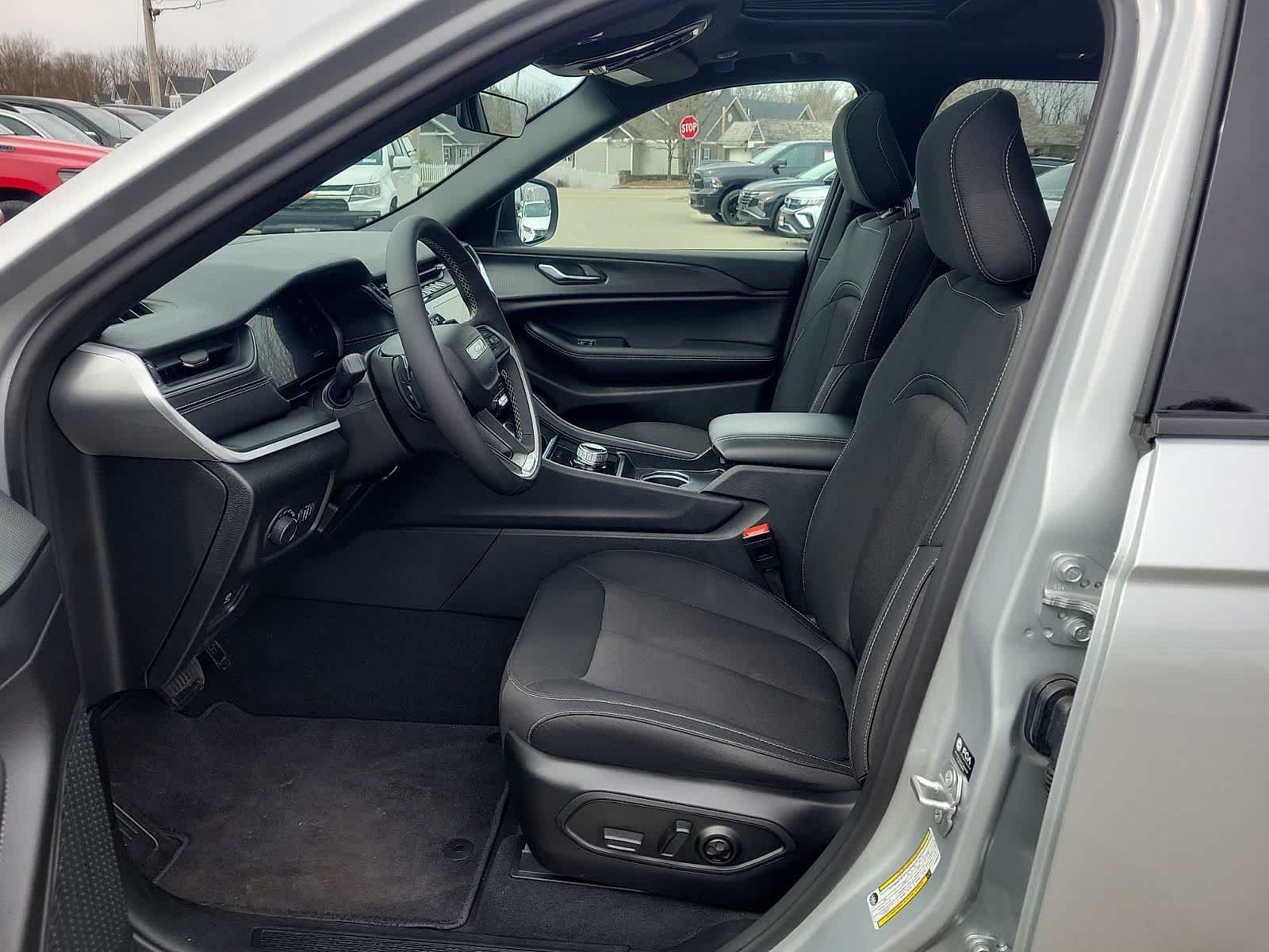 Thumbnail: 2025 Jeep Grand Cherokee - 14