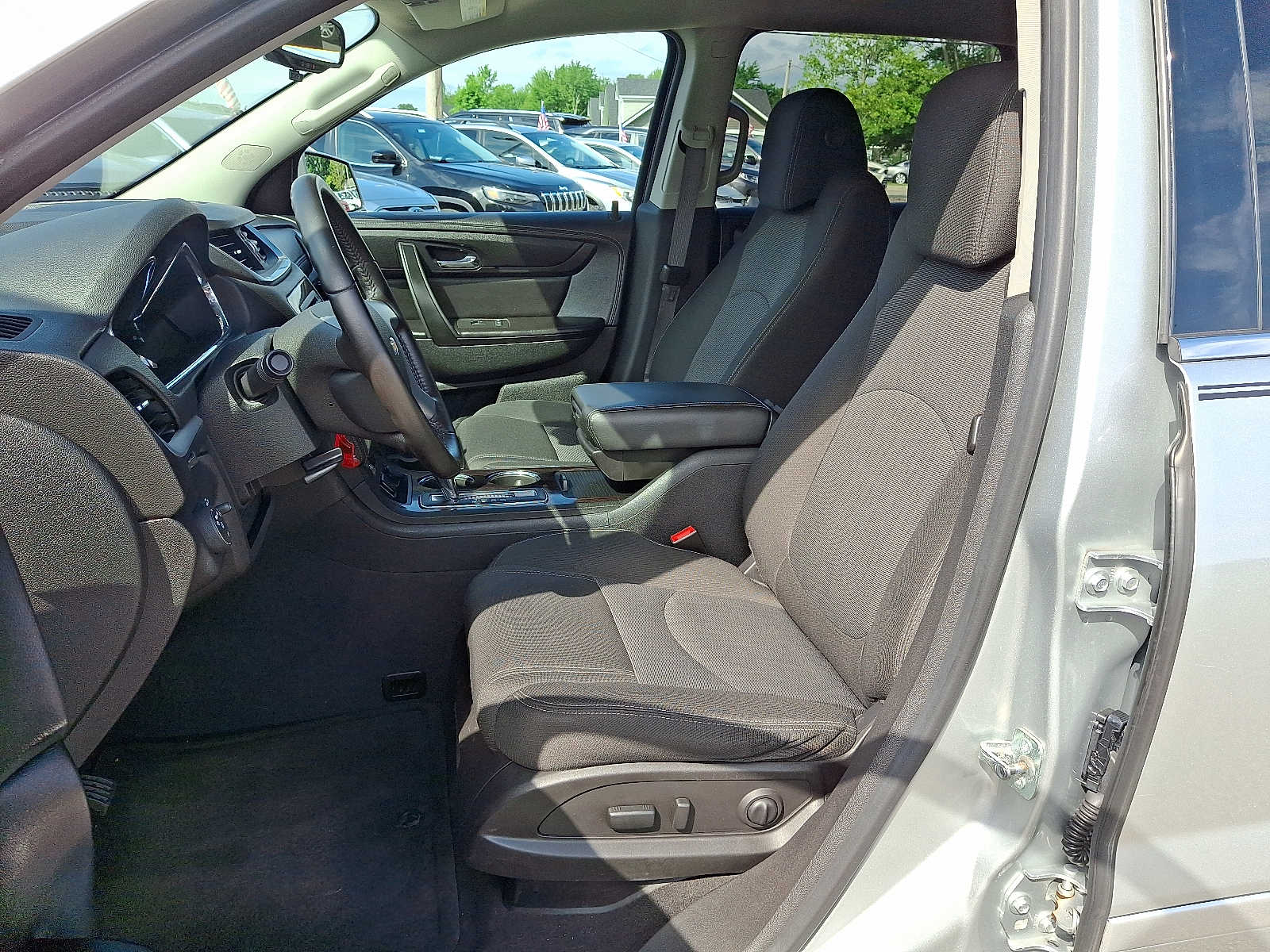 Thumbnail: 2015 Chevrolet Traverse - 16