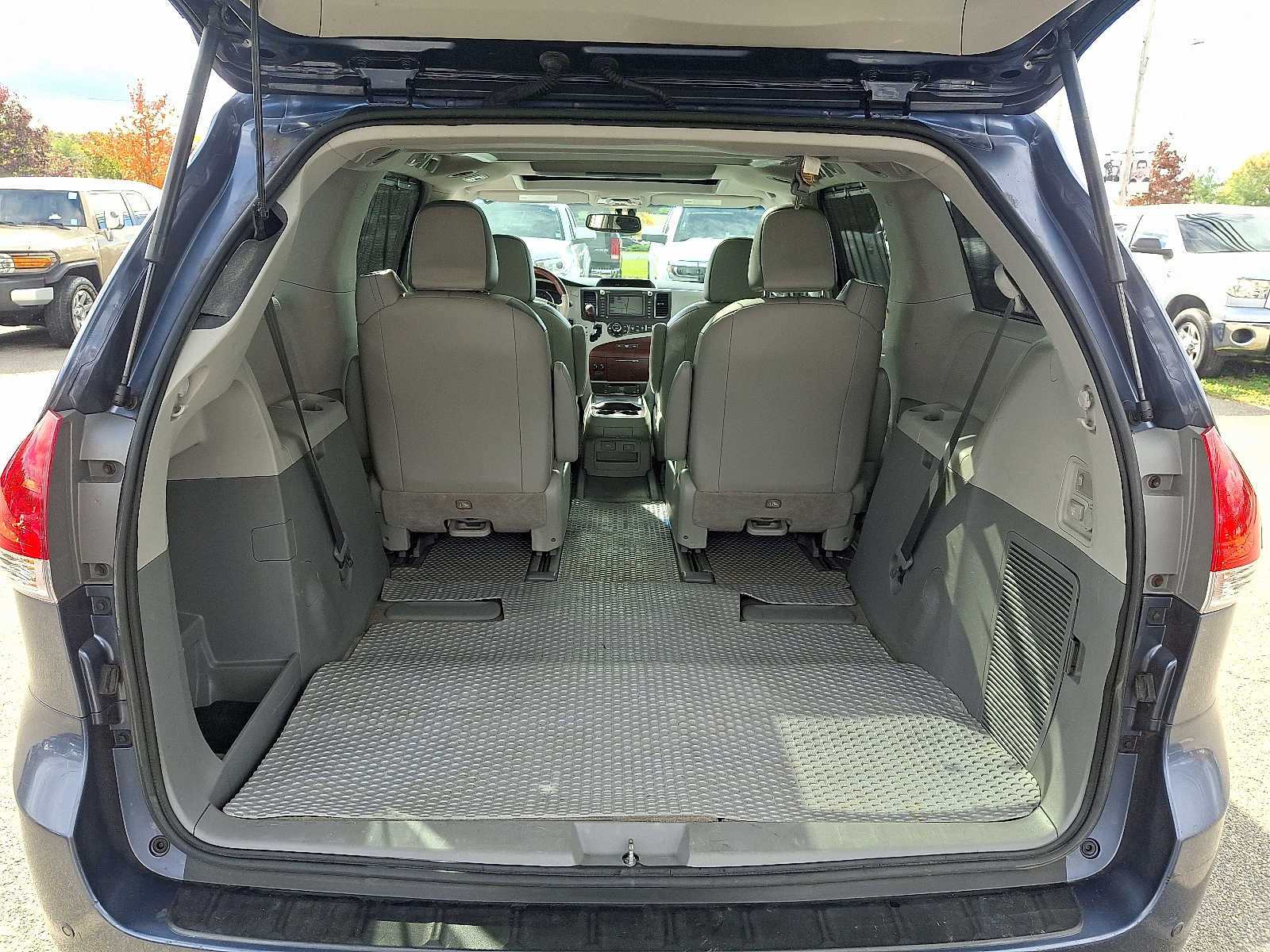 Thumbnail: 2013 Toyota Sienna - 32
