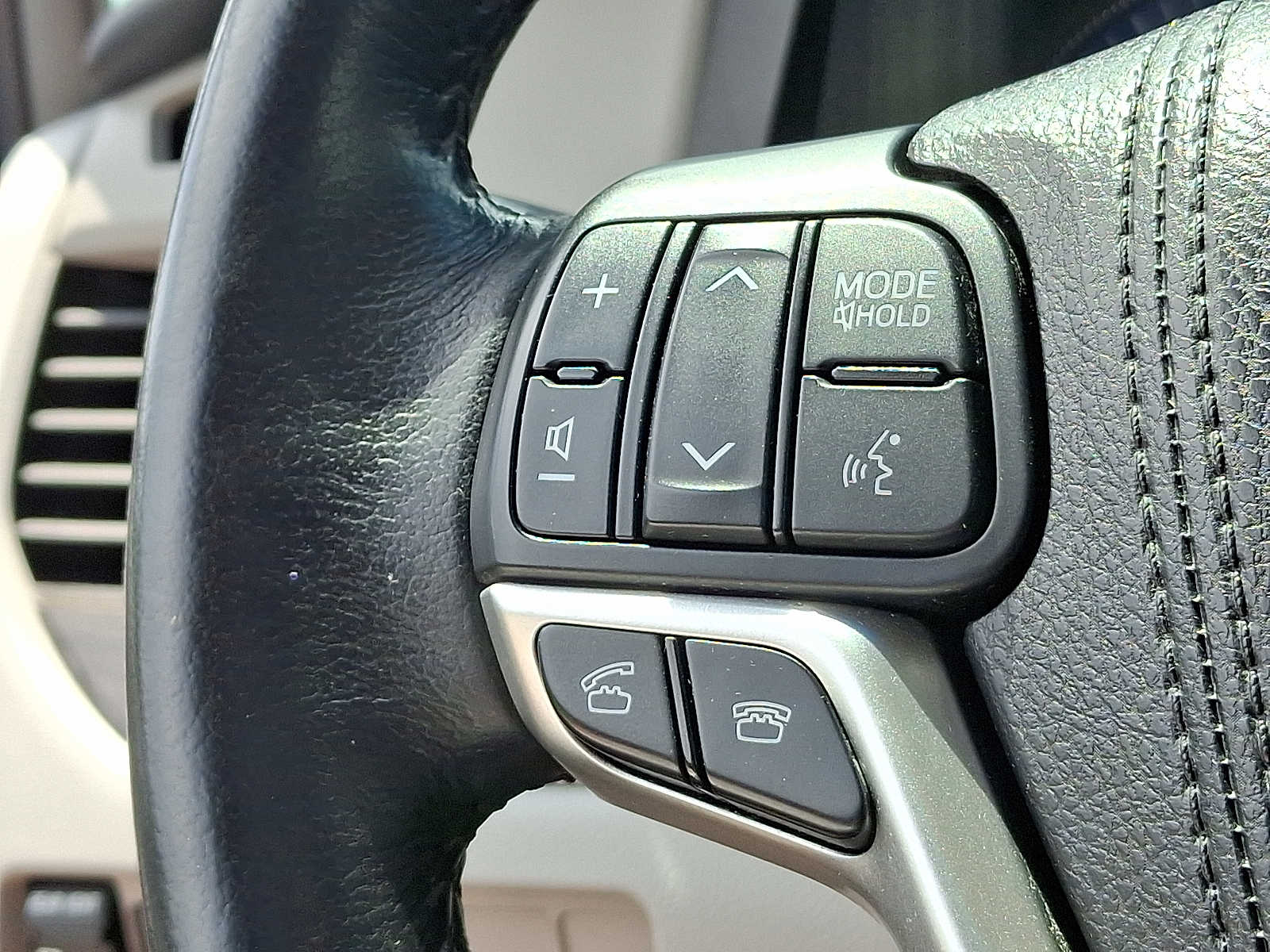 Thumbnail: 2016 Toyota Sienna - 17
