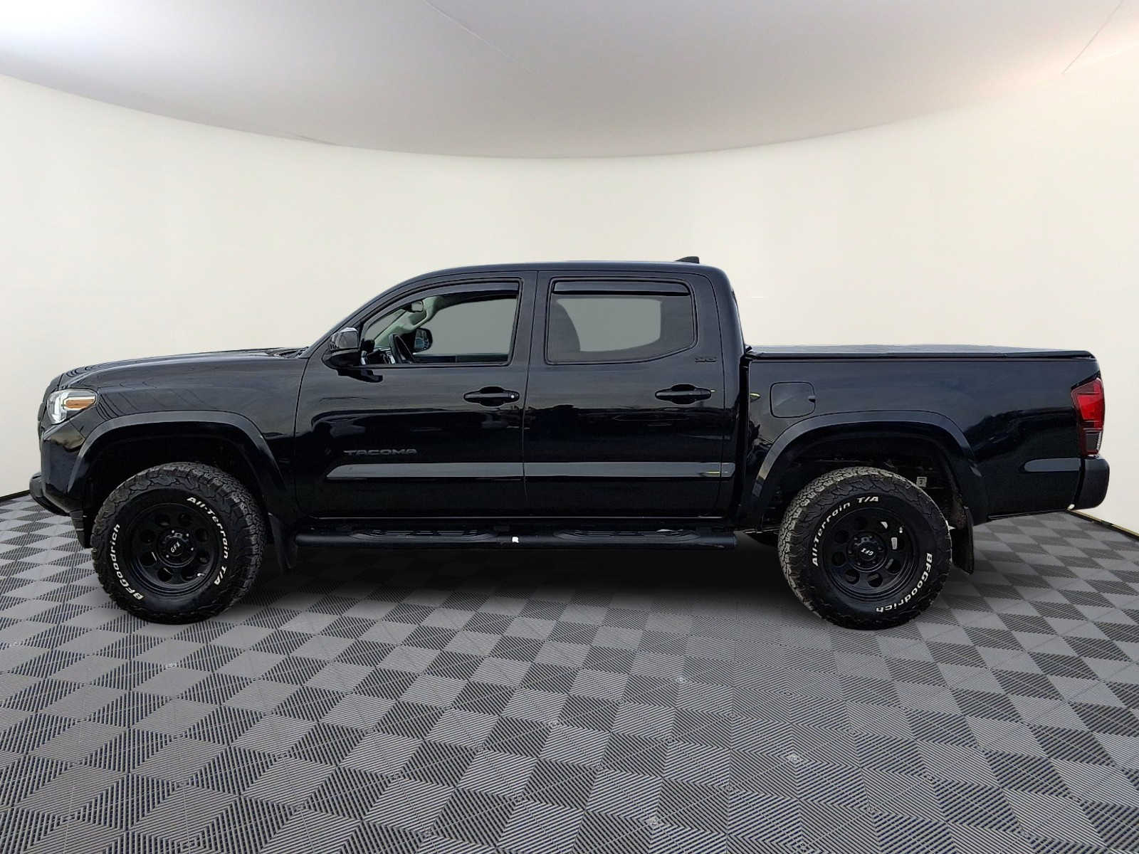 Thumbnail: 2019 Toyota Tacoma - 10