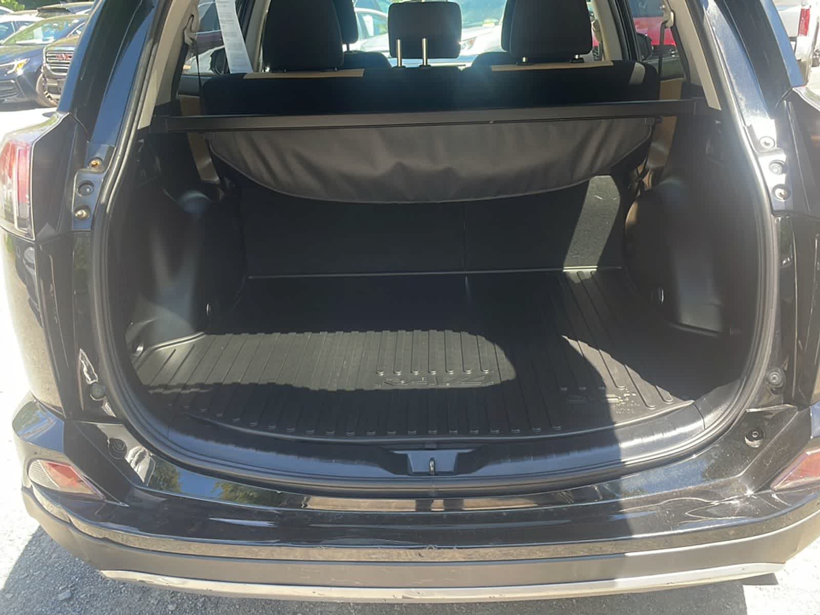 Thumbnail: 2018 Toyota RAV4 - 9