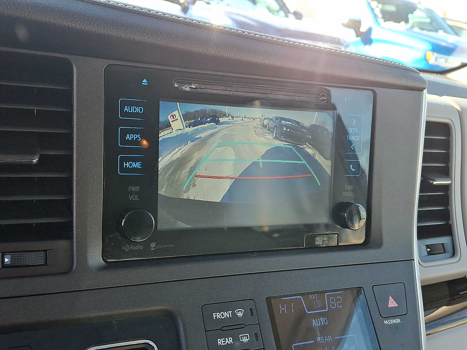 Thumbnail: 2015 Toyota Sienna - 23