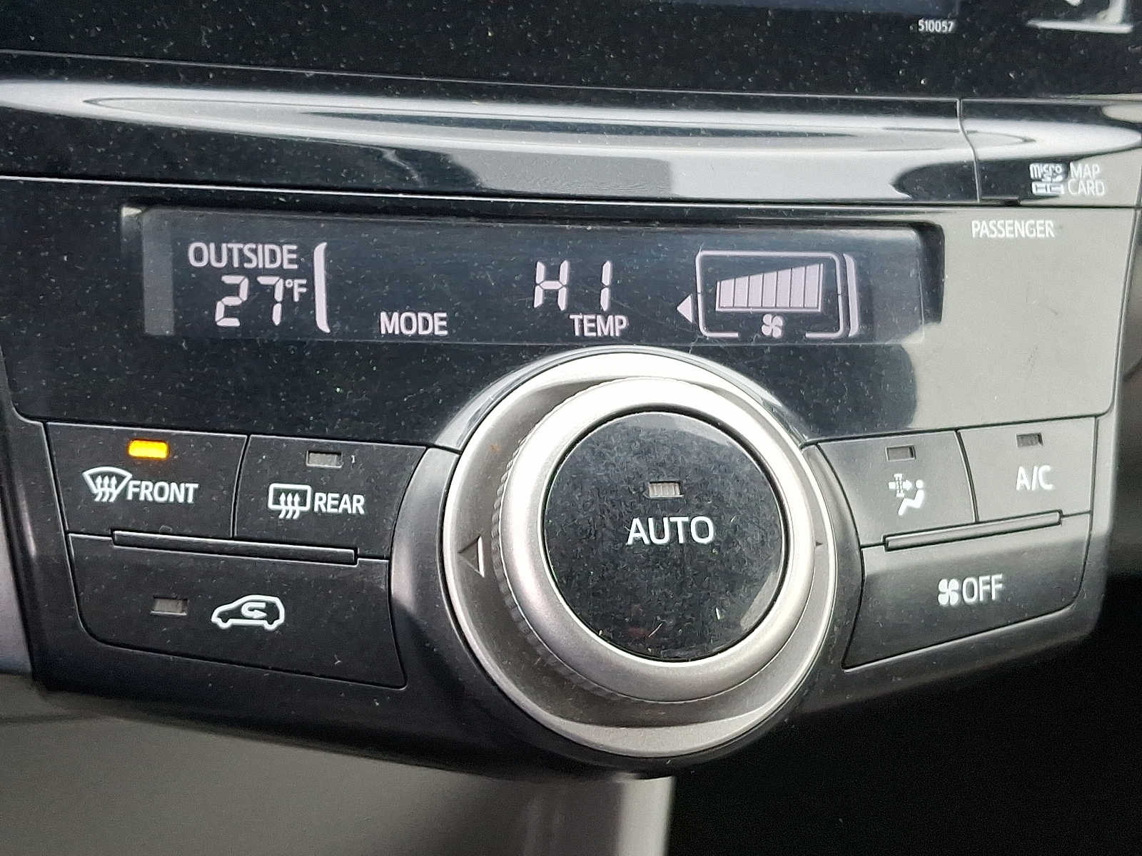 Thumbnail: 2015 Toyota Prius v - 17