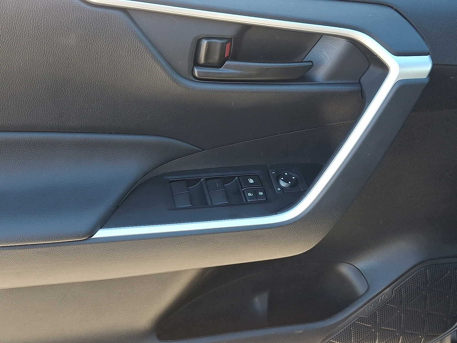 Thumbnail: 2025 Toyota RAV4 - 15