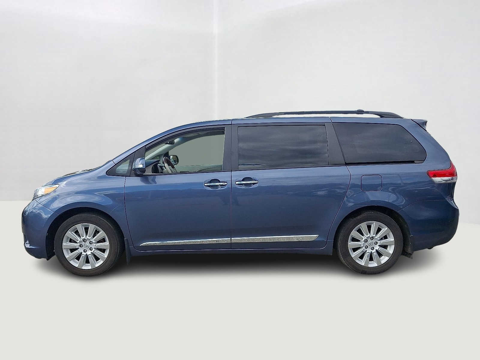 Thumbnail: 2013 Toyota Sienna - 8