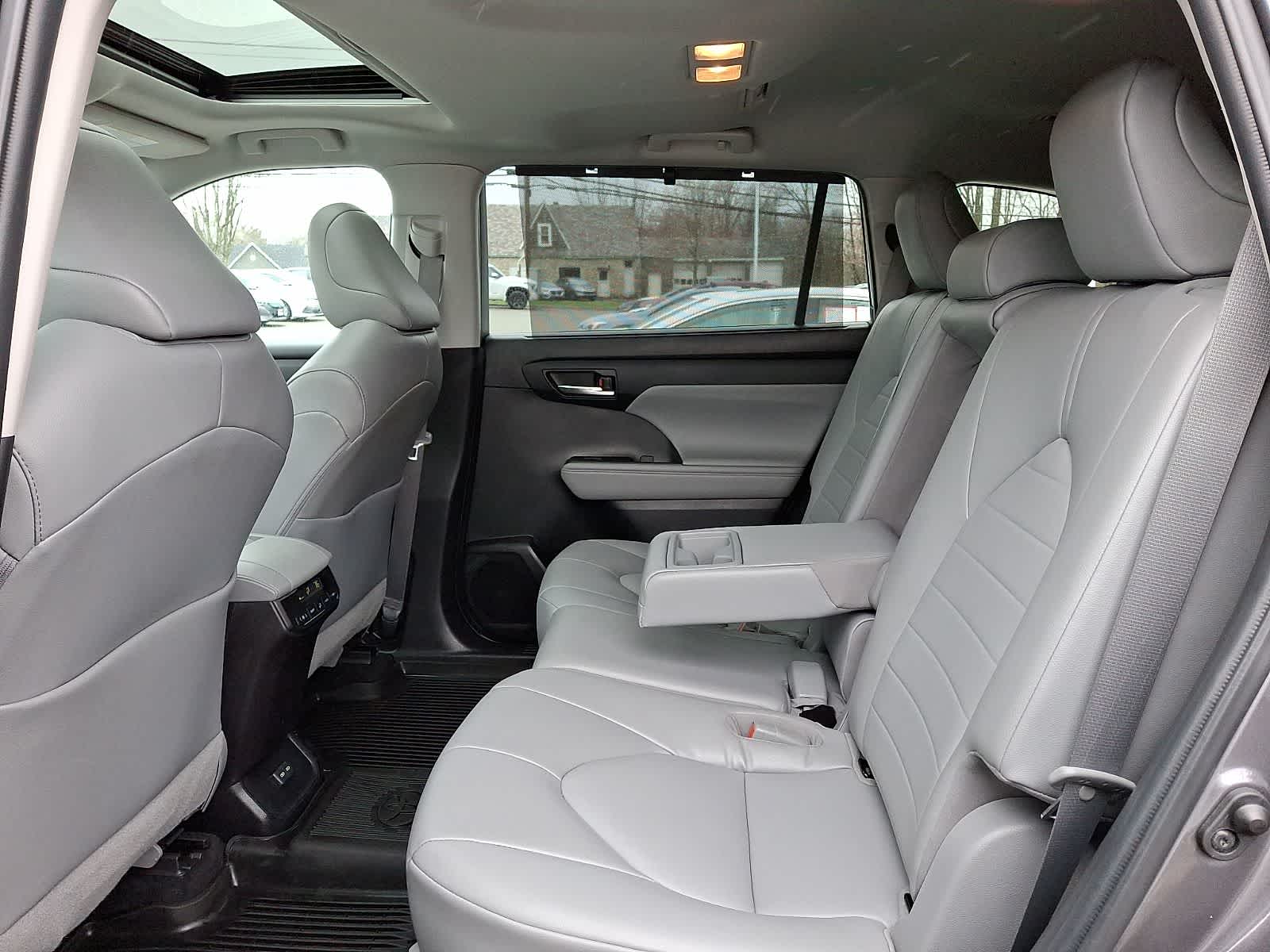 Thumbnail: 2022 Toyota Highlander - 12