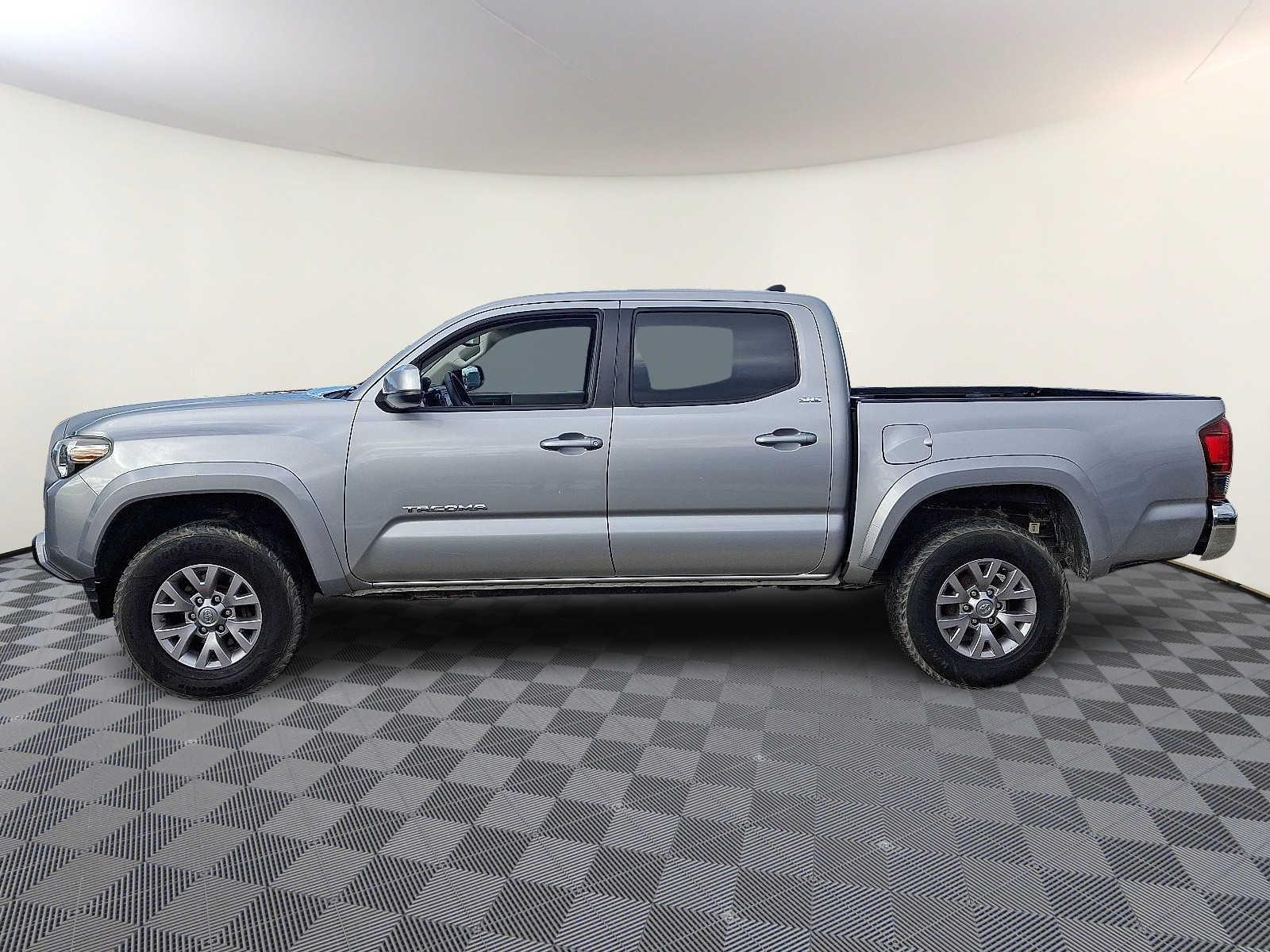 Thumbnail: 2018 Toyota Tacoma - 10