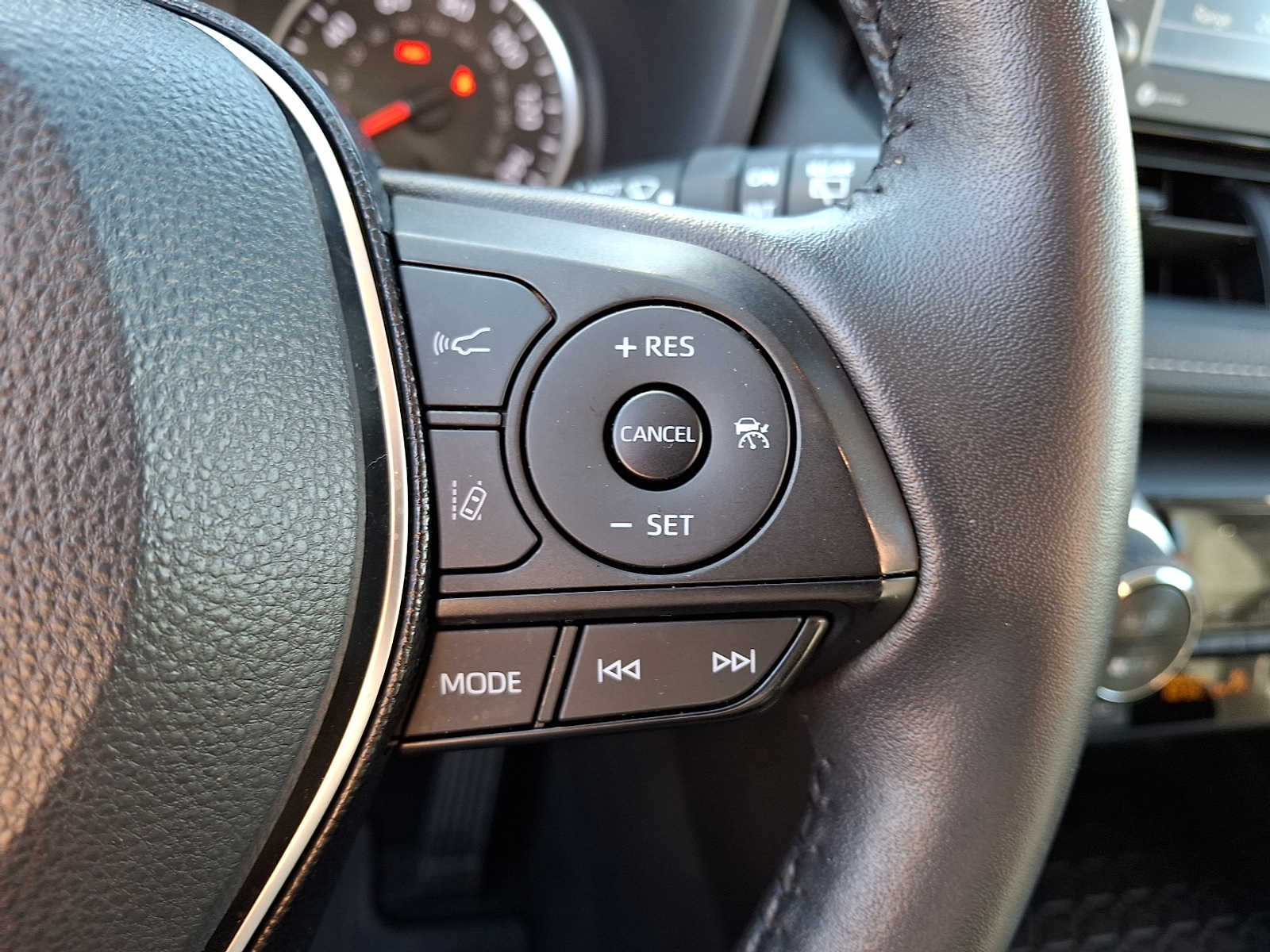 Thumbnail: 2021 Toyota RAV4 - 25