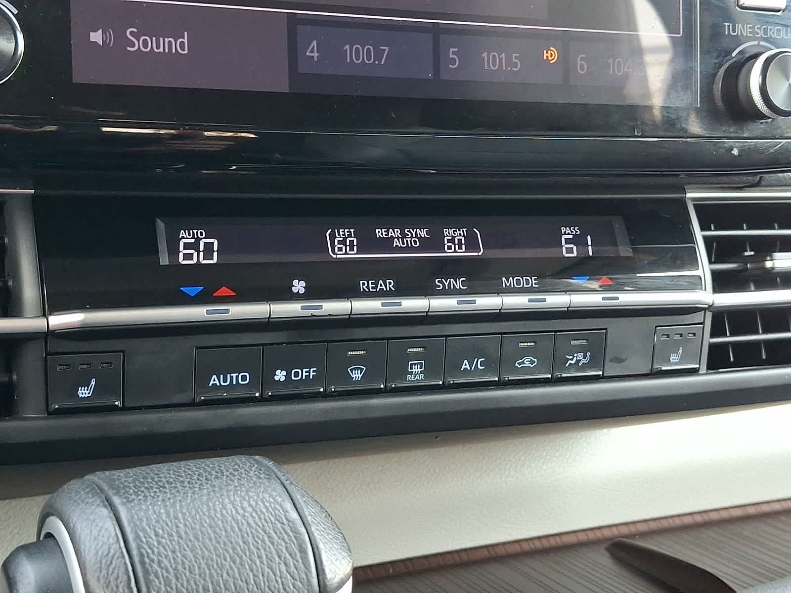 Thumbnail: 2021 Toyota Sienna - 20